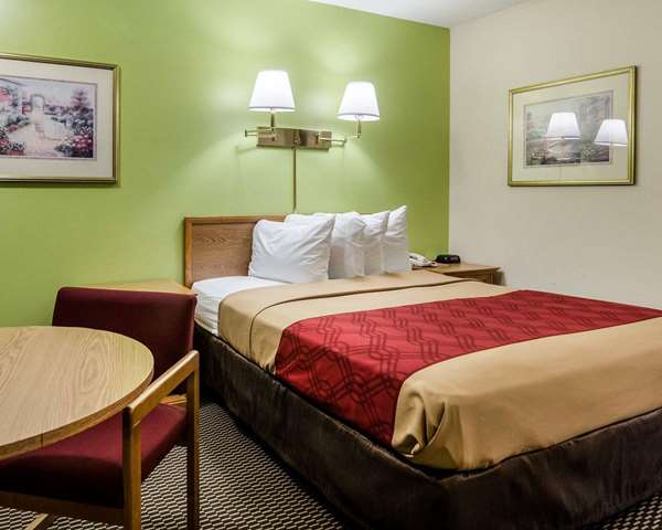  - Econo Lodge Lawrence