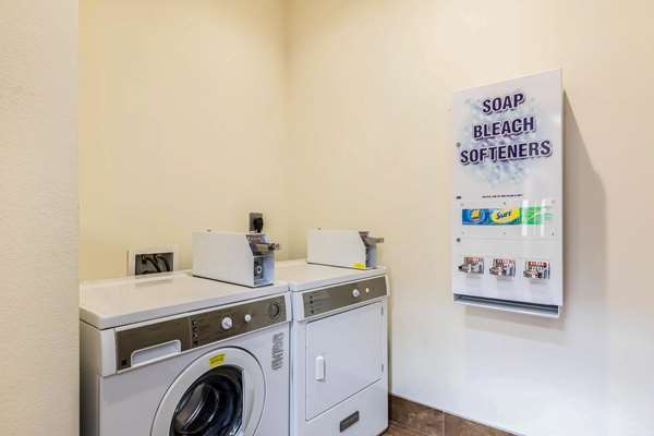 Amenities - Comfort Inn & Suites Newton - I-135, Exit 31