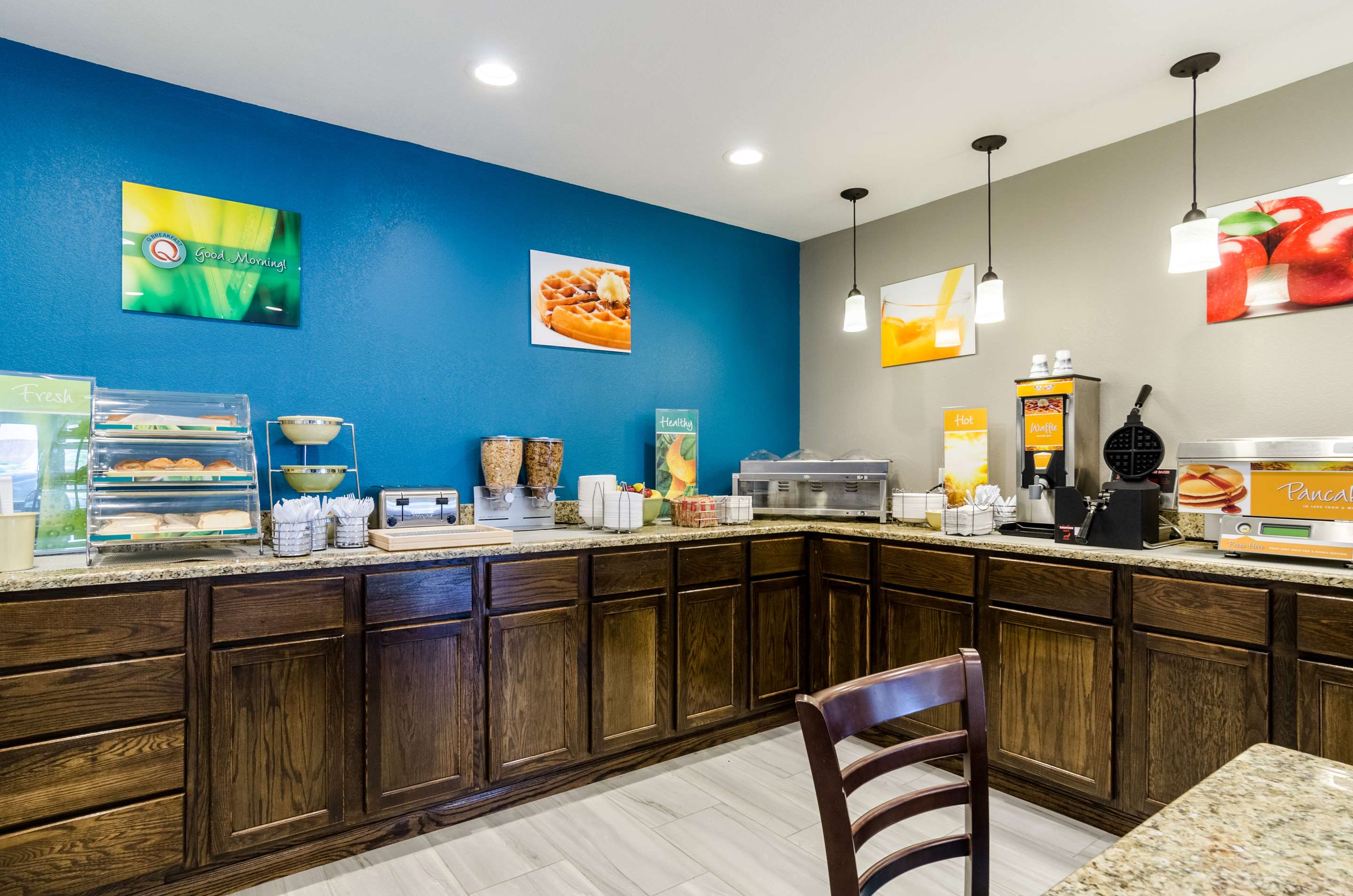 Breakfast area | Quality Inn Great Bend