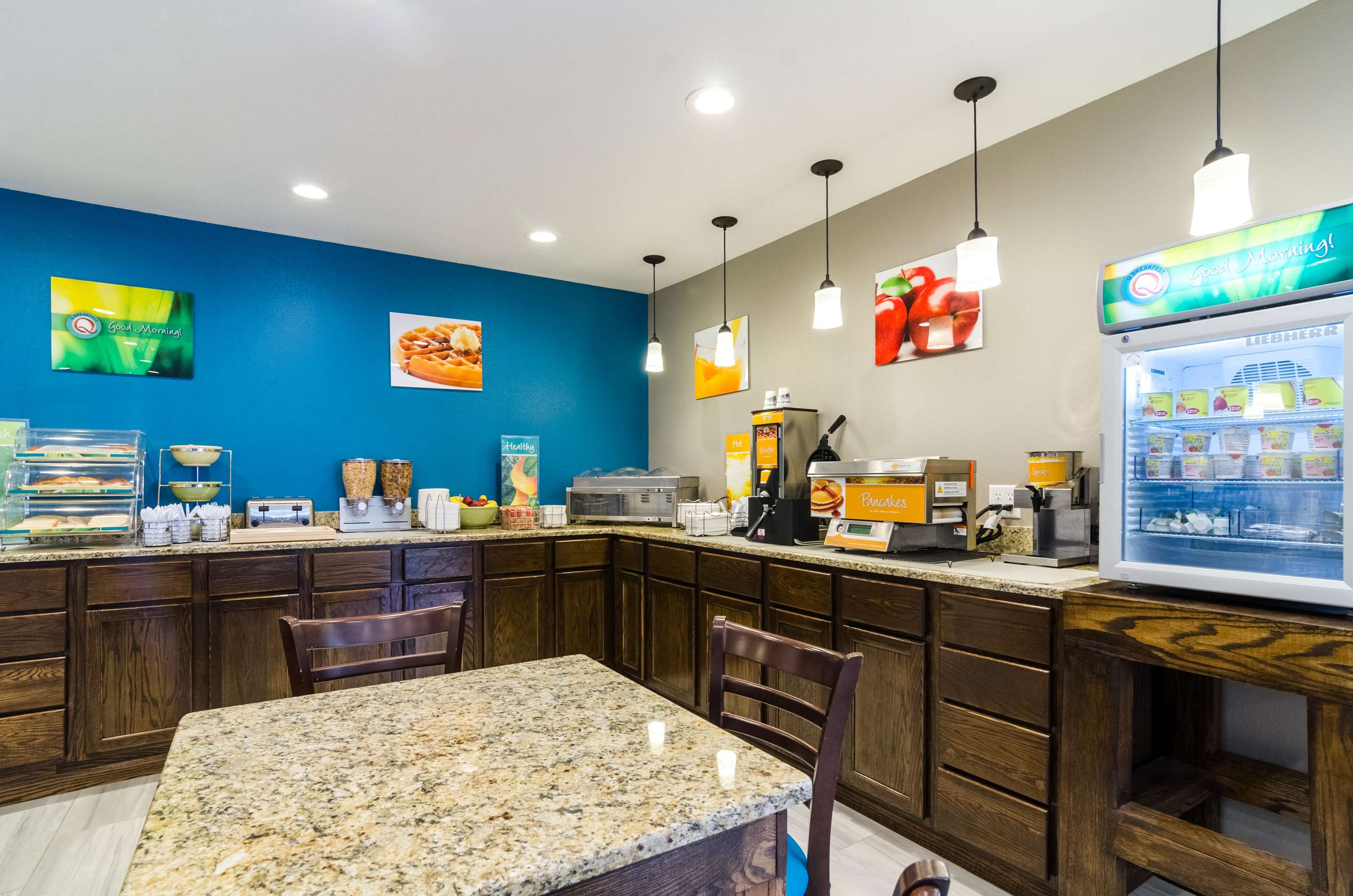 Breakfast area | Quality Inn Great Bend
