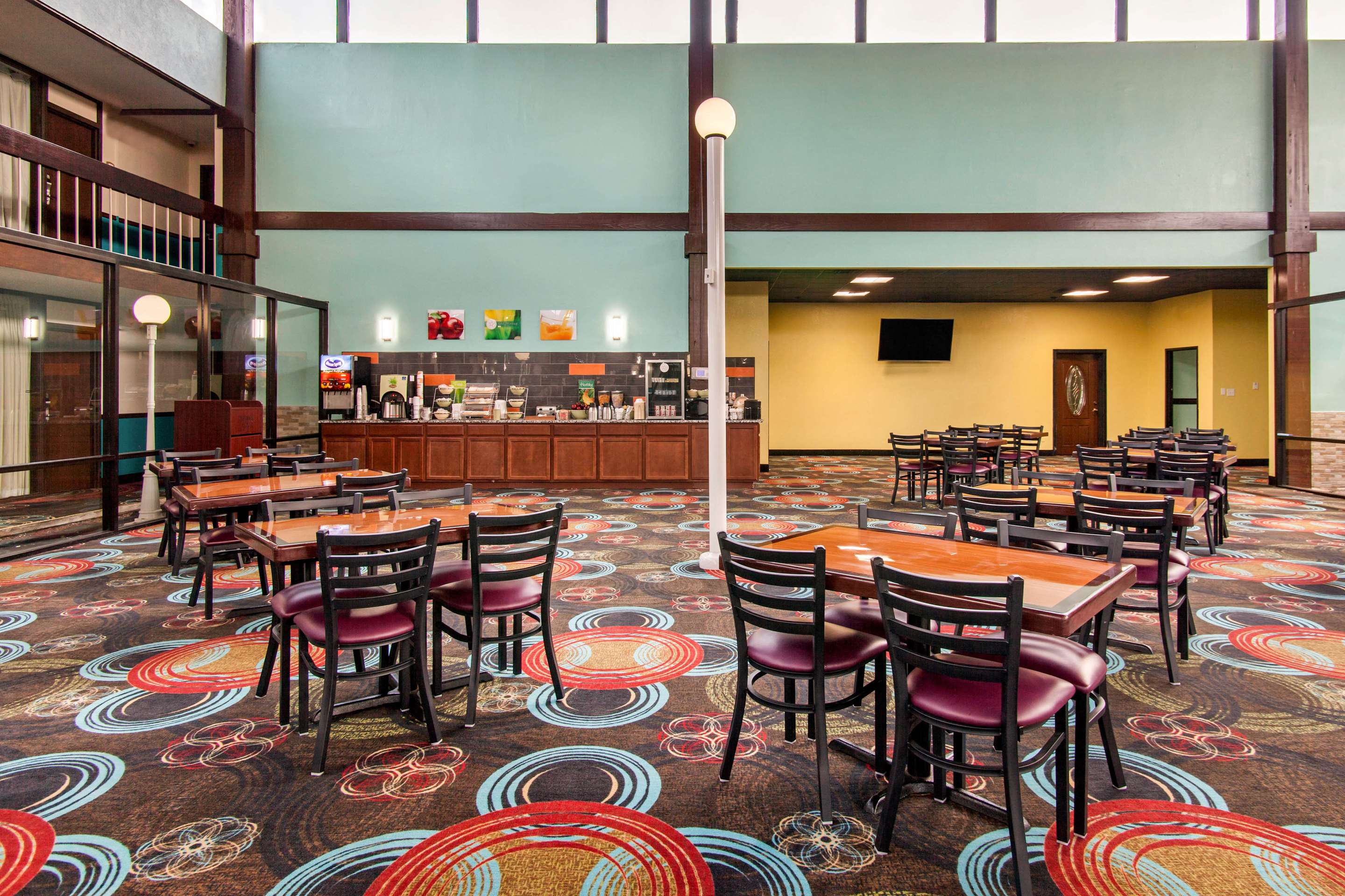 Spacious breakfast area | Quality Inn