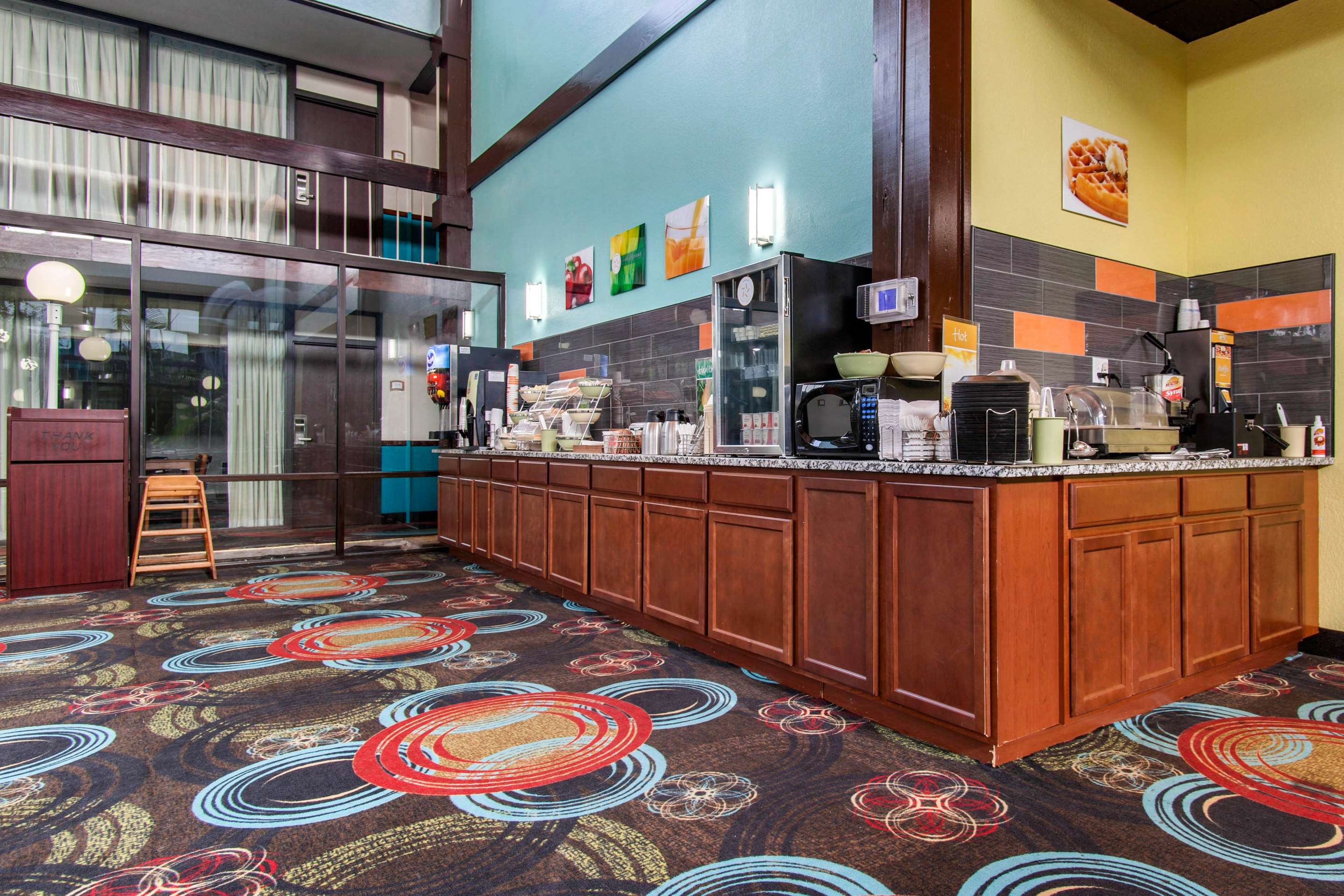 Spacious breakfast area | Quality Inn
