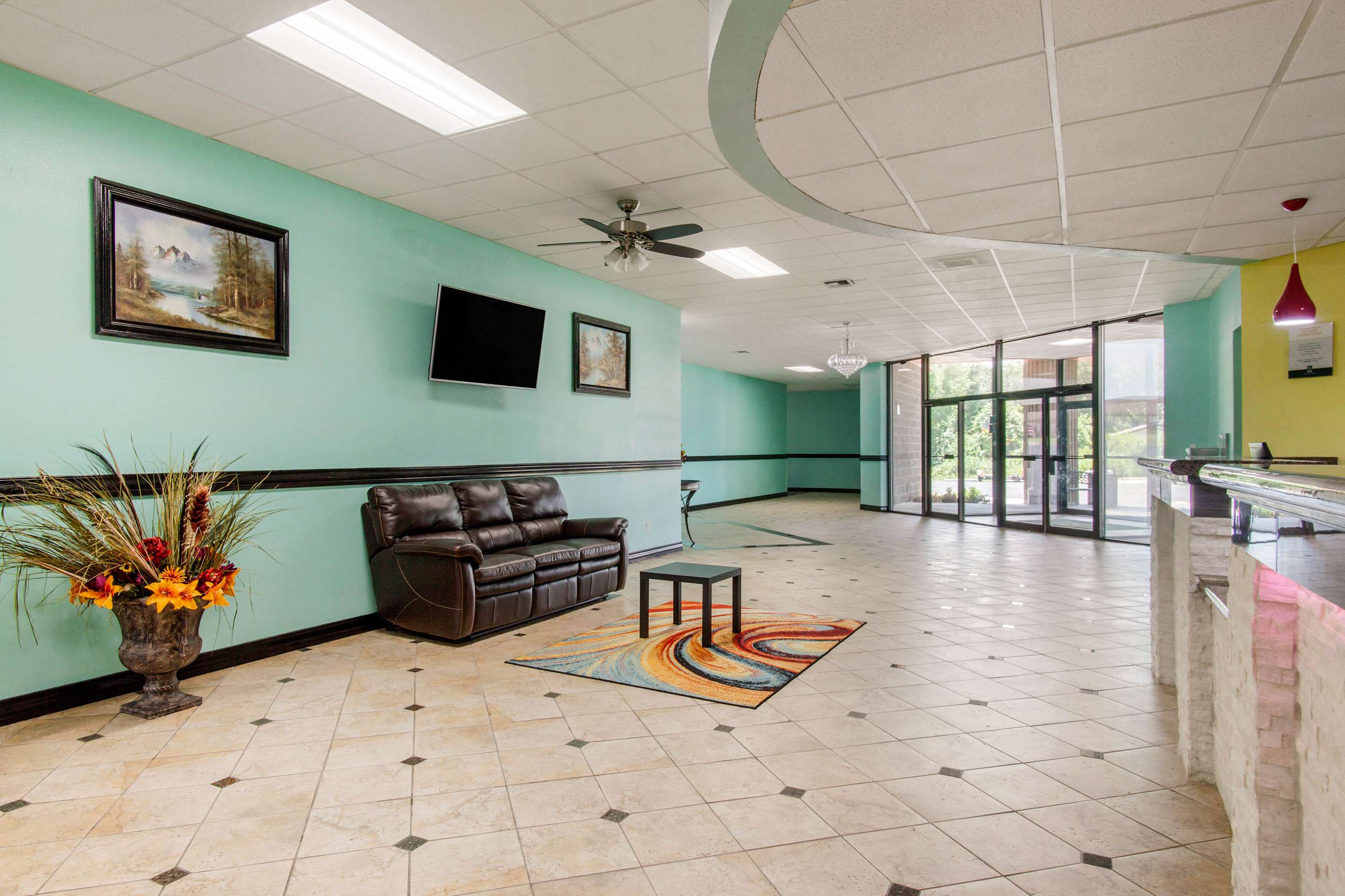 Spacious lobby | Quality Inn