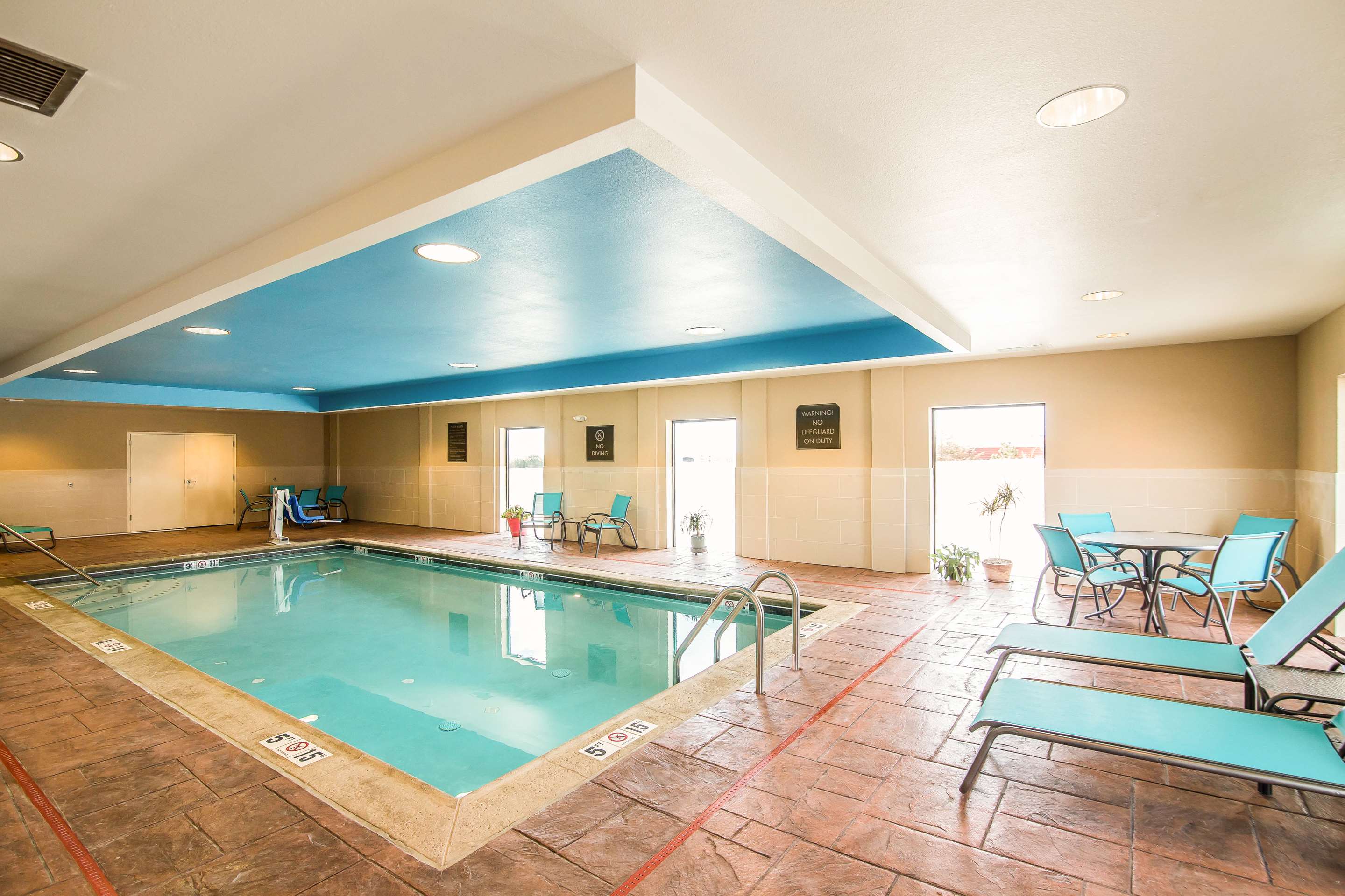 Indoor pool | Comfort Suites Dodge City