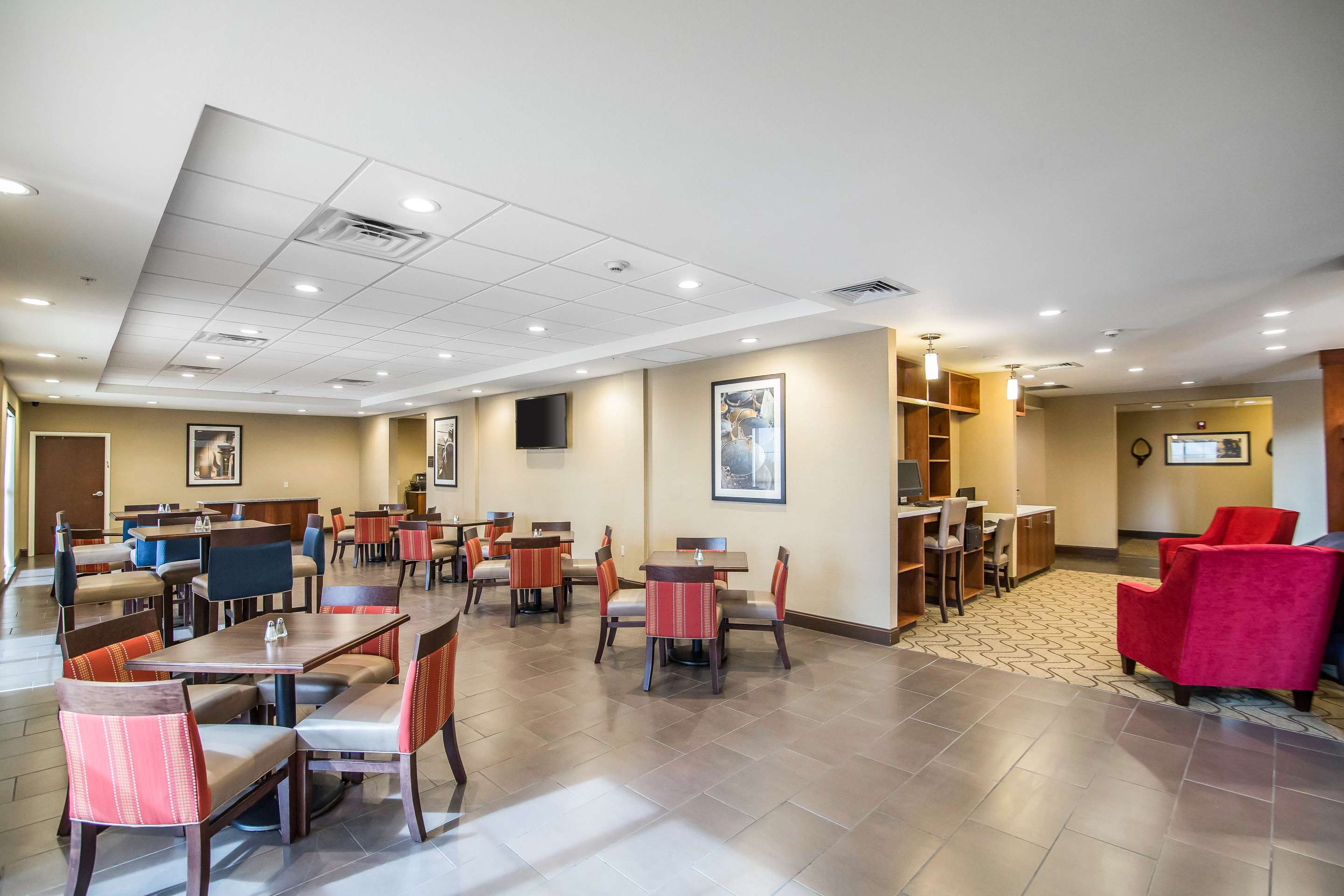 Spacious breakfast seating | Comfort Suites Dodge City