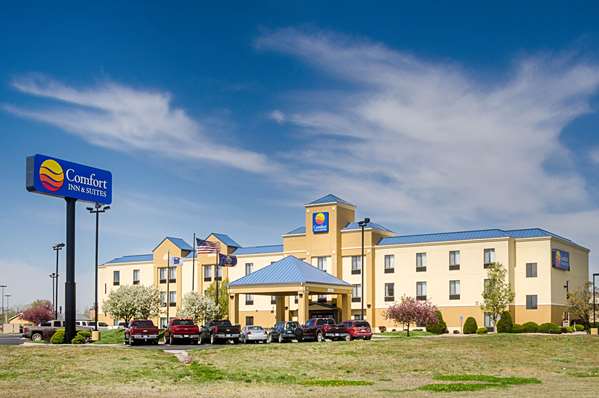 Exterior view - Comfort Inn & Suites Hutchinson