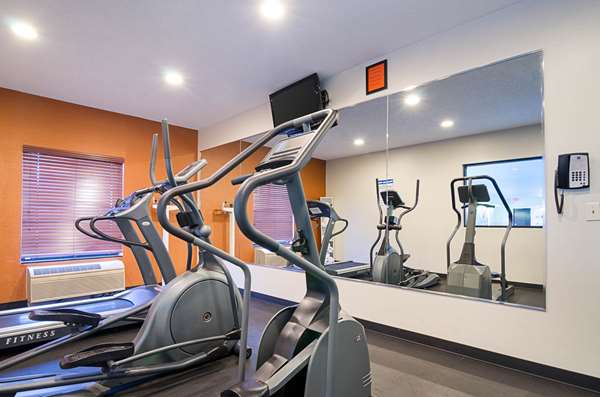 Fitness/ Exercise Room - Comfort Inn & Suites Hutchinson