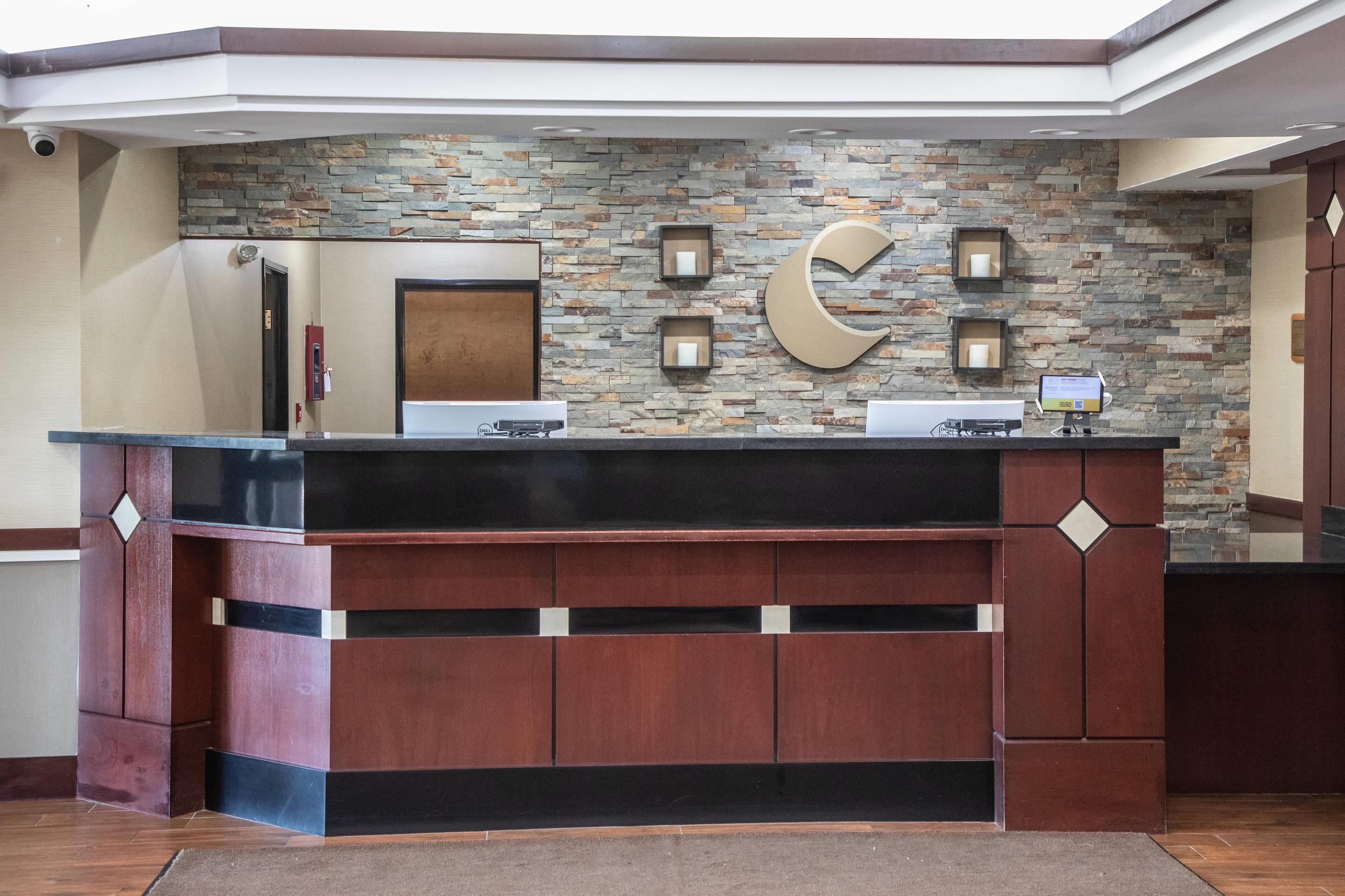 Front desk | Comfort Inn & Suites