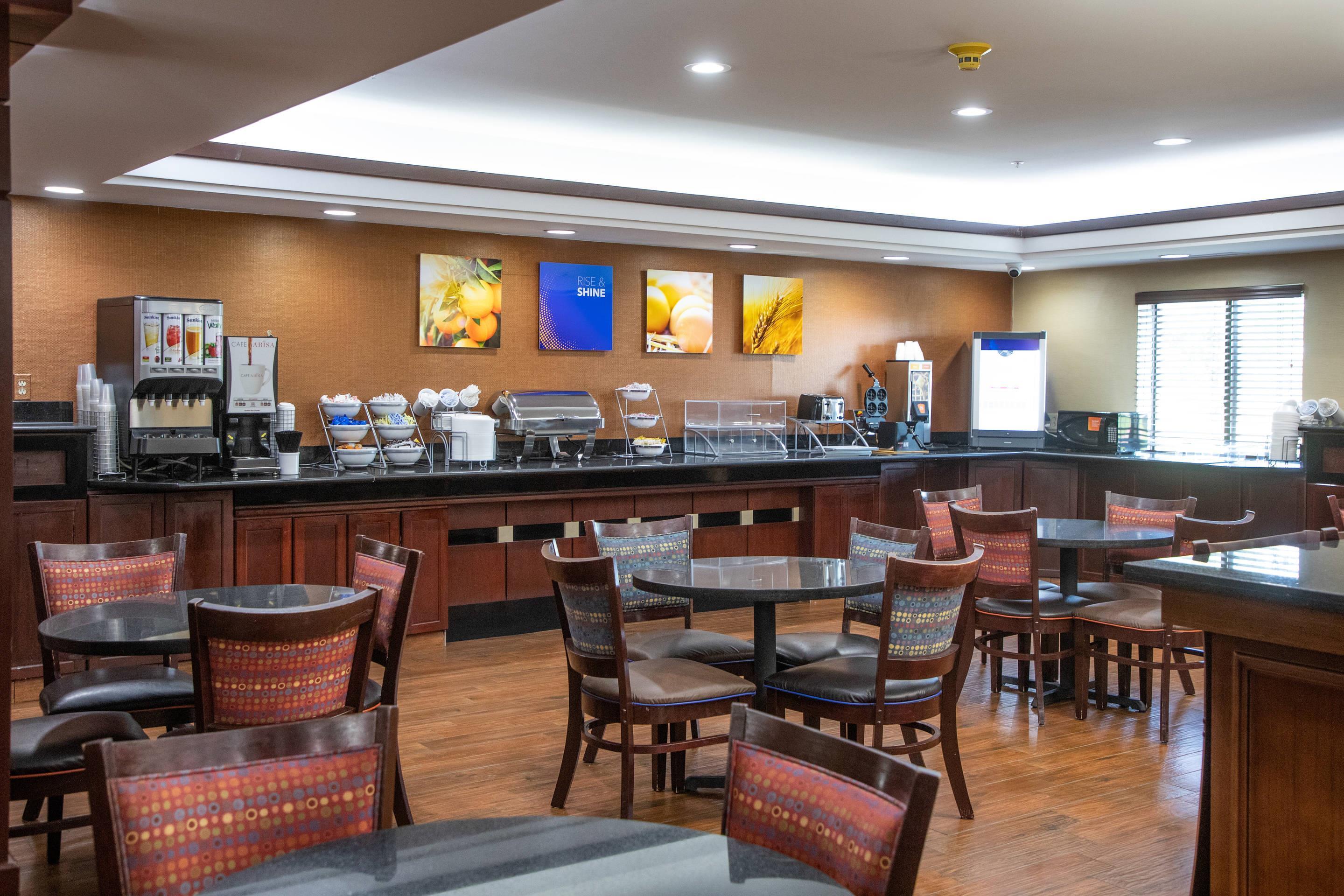 Breakfast area | Comfort Inn & Suites