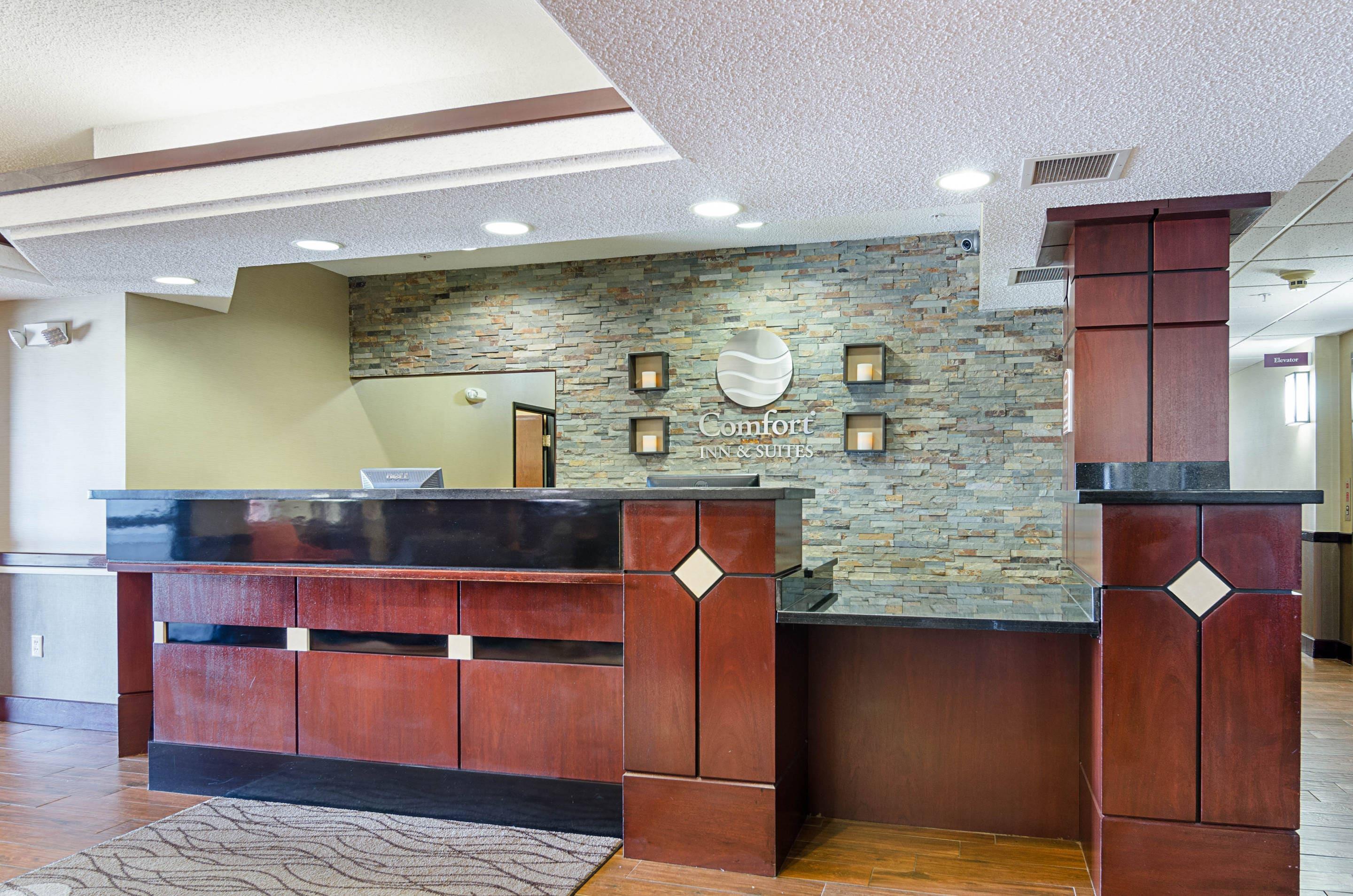 Front desk | Comfort Inn & Suites