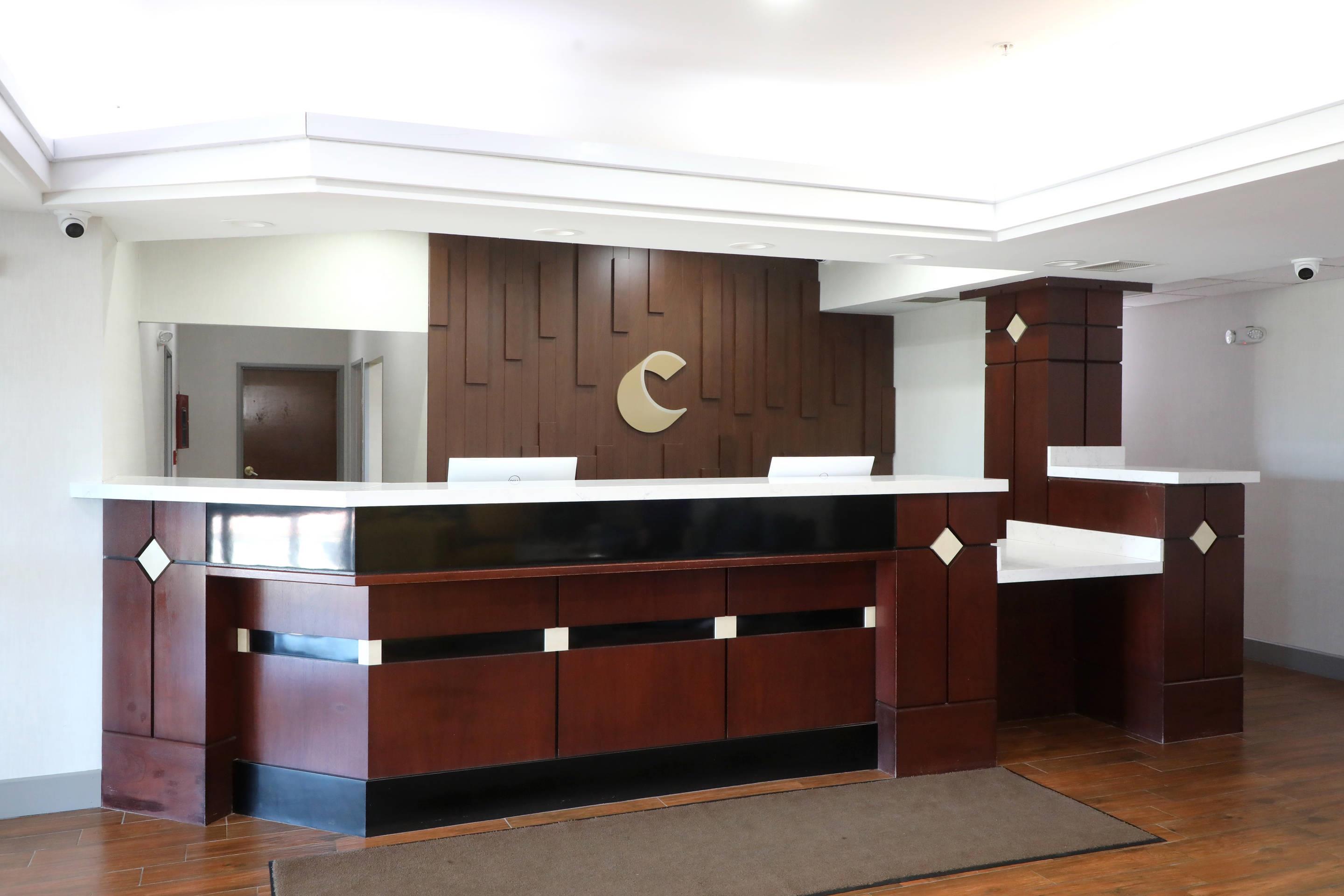 Front desk | Comfort Inn & Suites Hutchinson