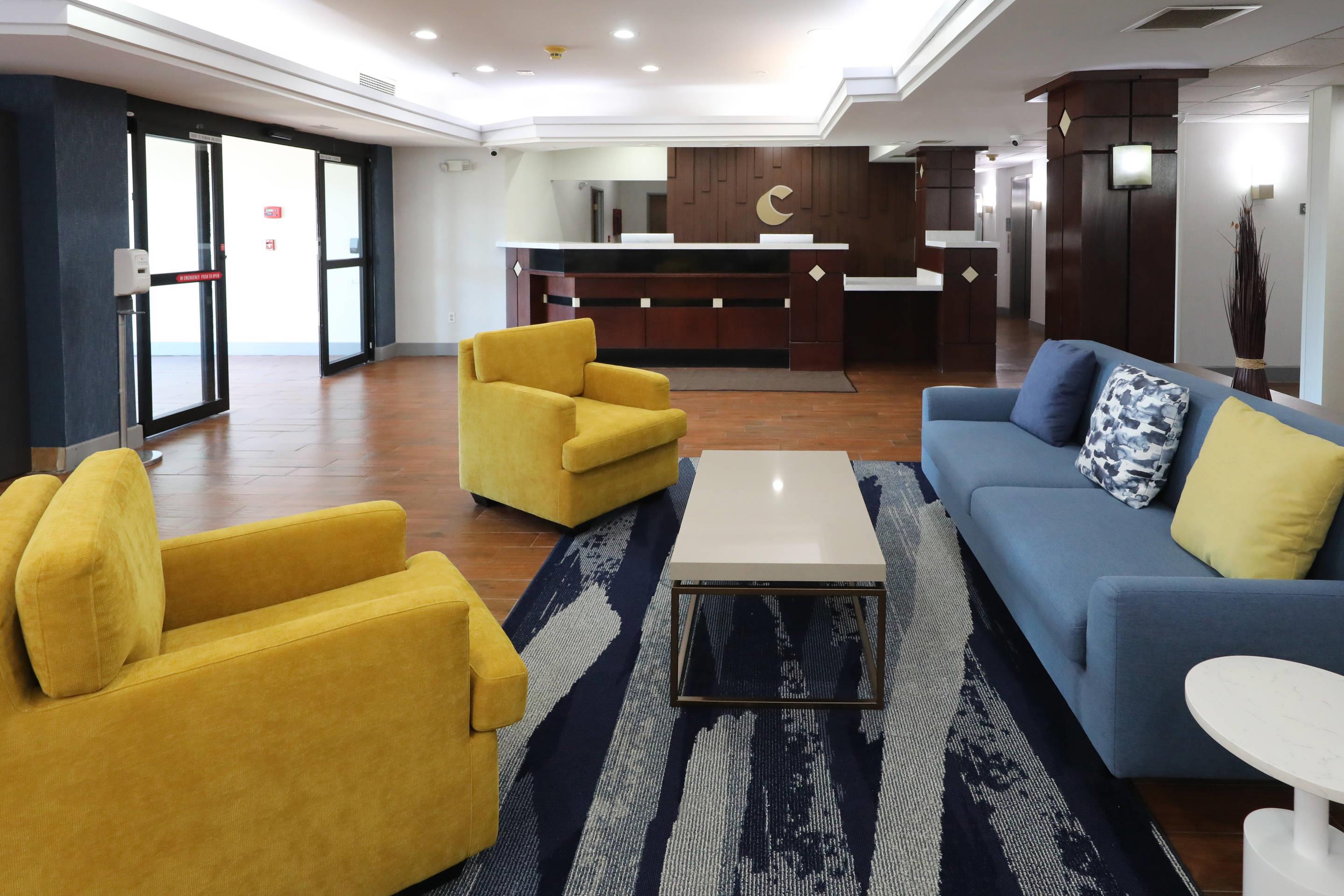 Lobby with sitting area | Comfort Inn & Suites Hutchinson