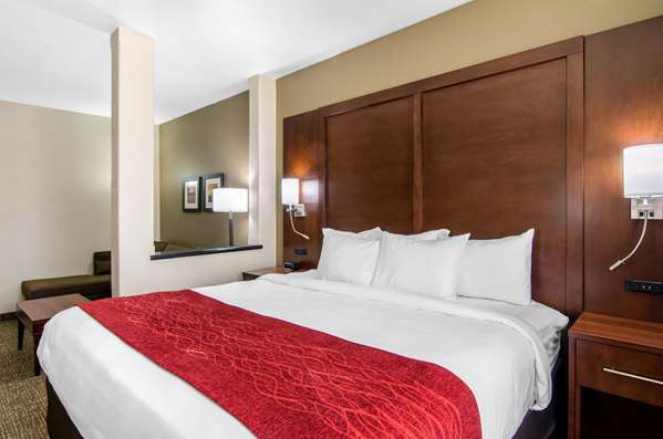 Suite - Comfort Inn & Suites Shawnee - I-435, Exit 5