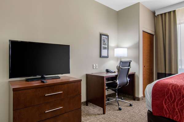  - Comfort Inn & Suites Shawnee - I-435, Exit 5