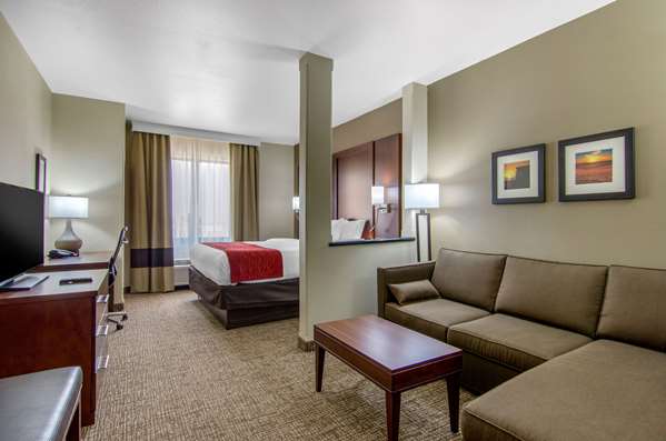  - Comfort Inn & Suites Shawnee - I-435, Exit 5