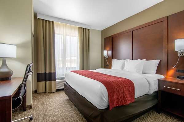  - Comfort Inn & Suites Shawnee - I-435, Exit 5