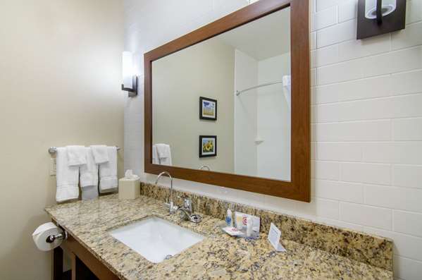  - Comfort Inn & Suites Shawnee - I-435, Exit 5