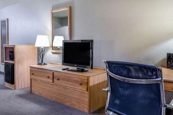 Suite - Rodeway Inn Hesston - I-135, Exit 40