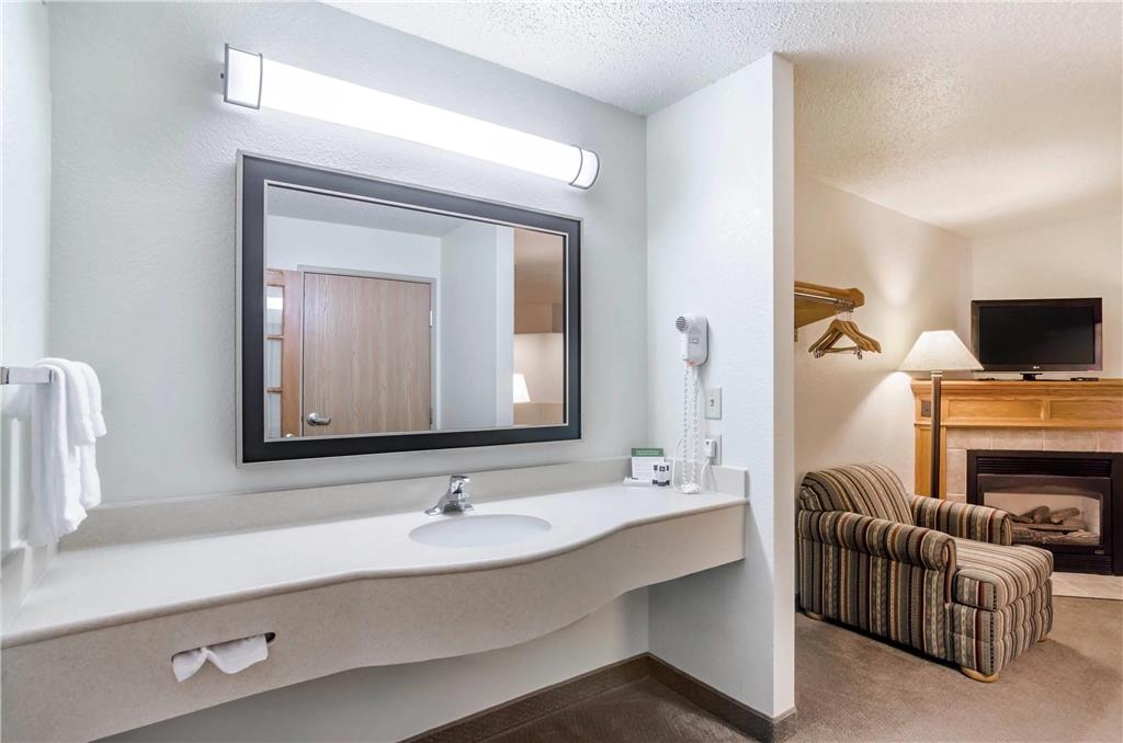 RODEWAY INN-guestroom-Guest Room,Suite,On-Site.jpg