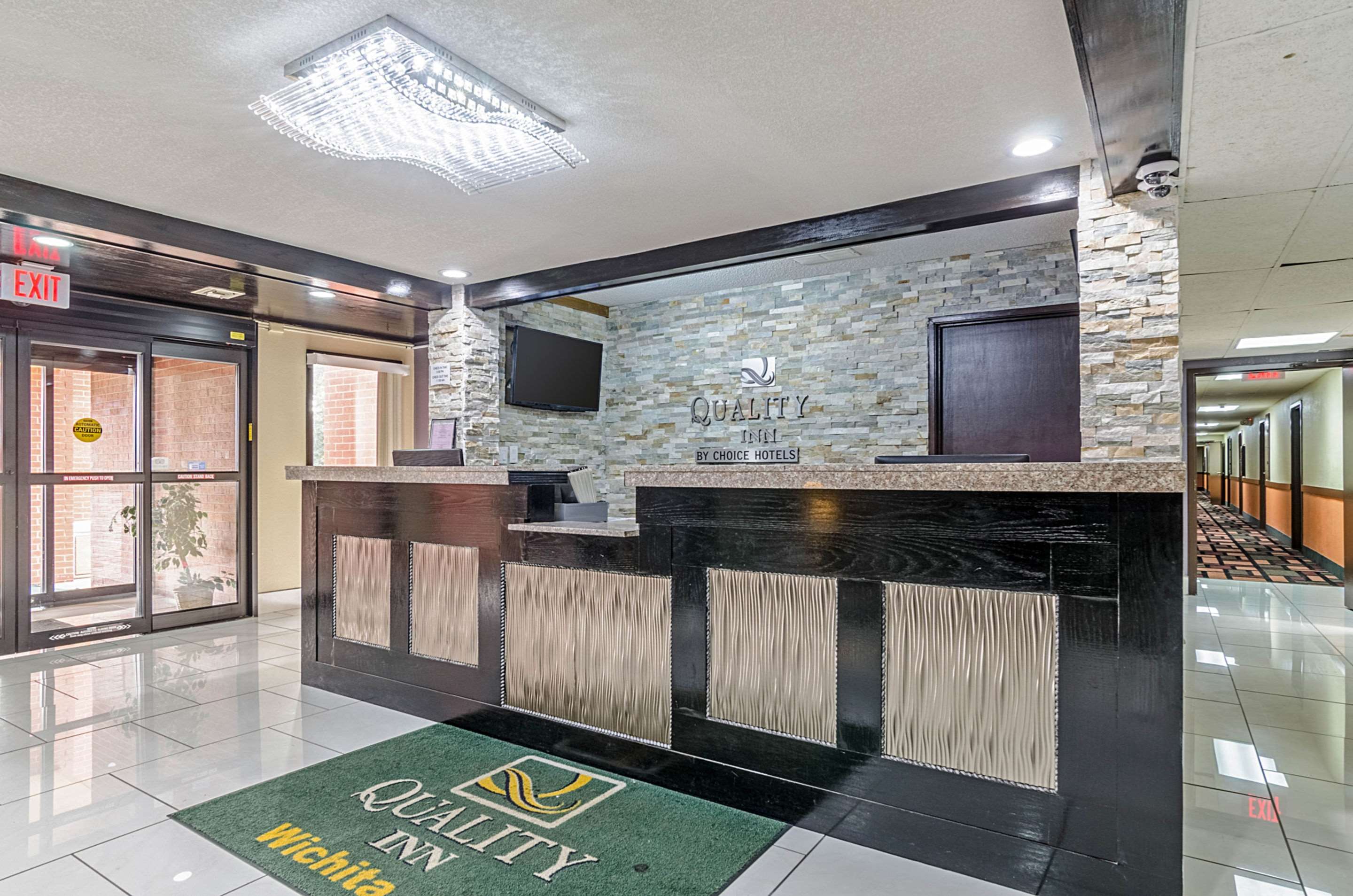 Front desk with friendly staff | Quality Inn South