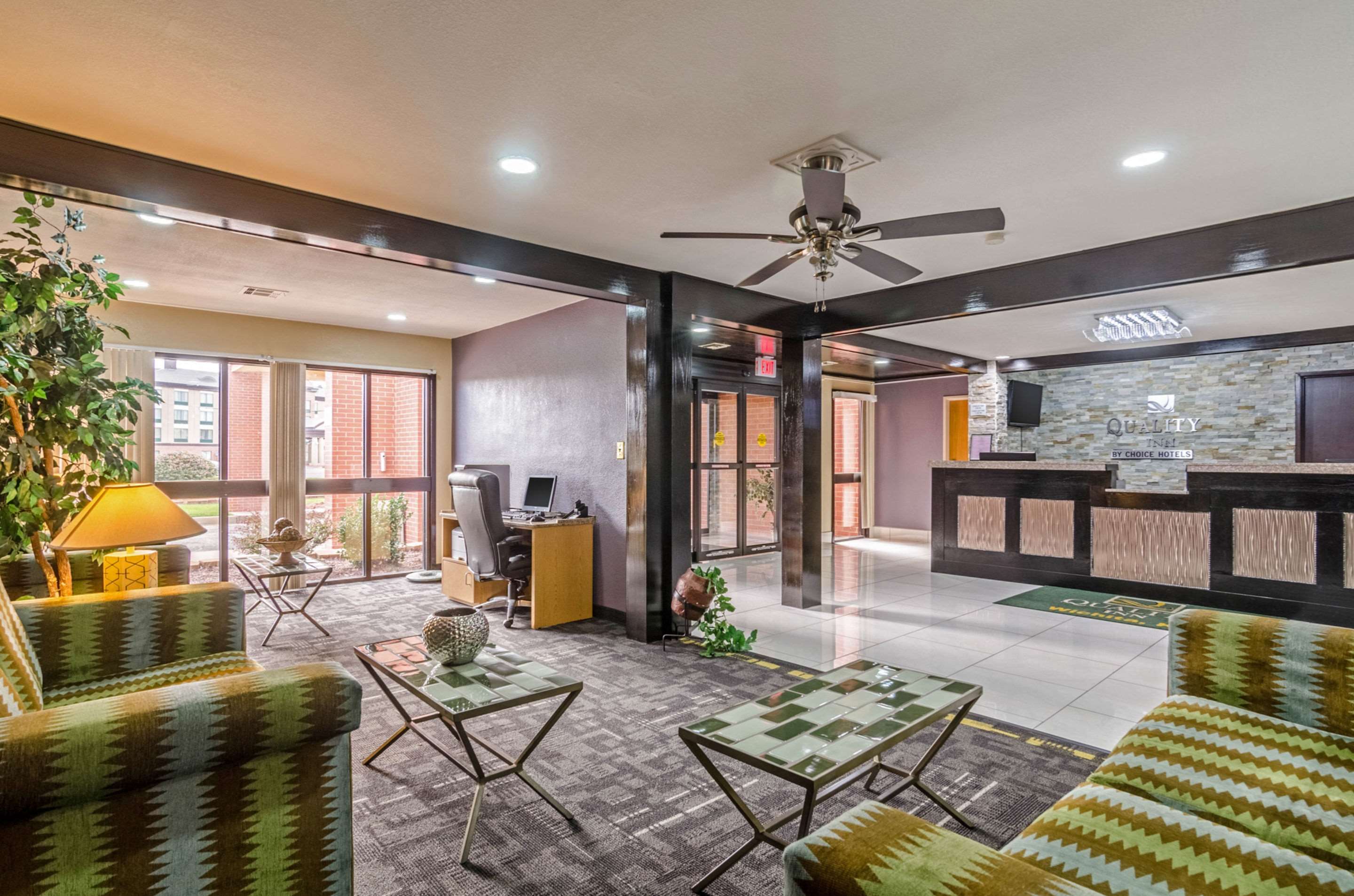 Spacious lobby | Quality Inn South
