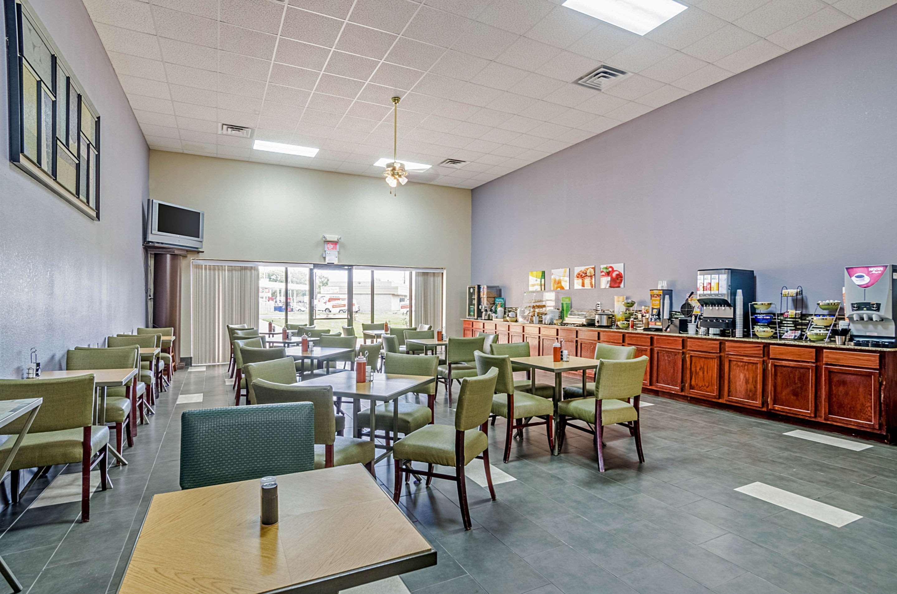 Breakfast area | Quality Inn South