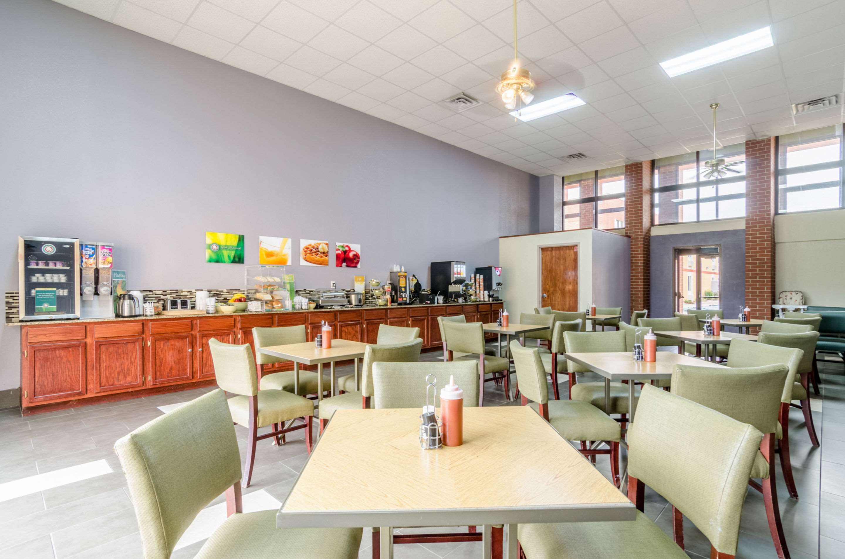 Enjoy breakfast in this seating area | Quality Inn South