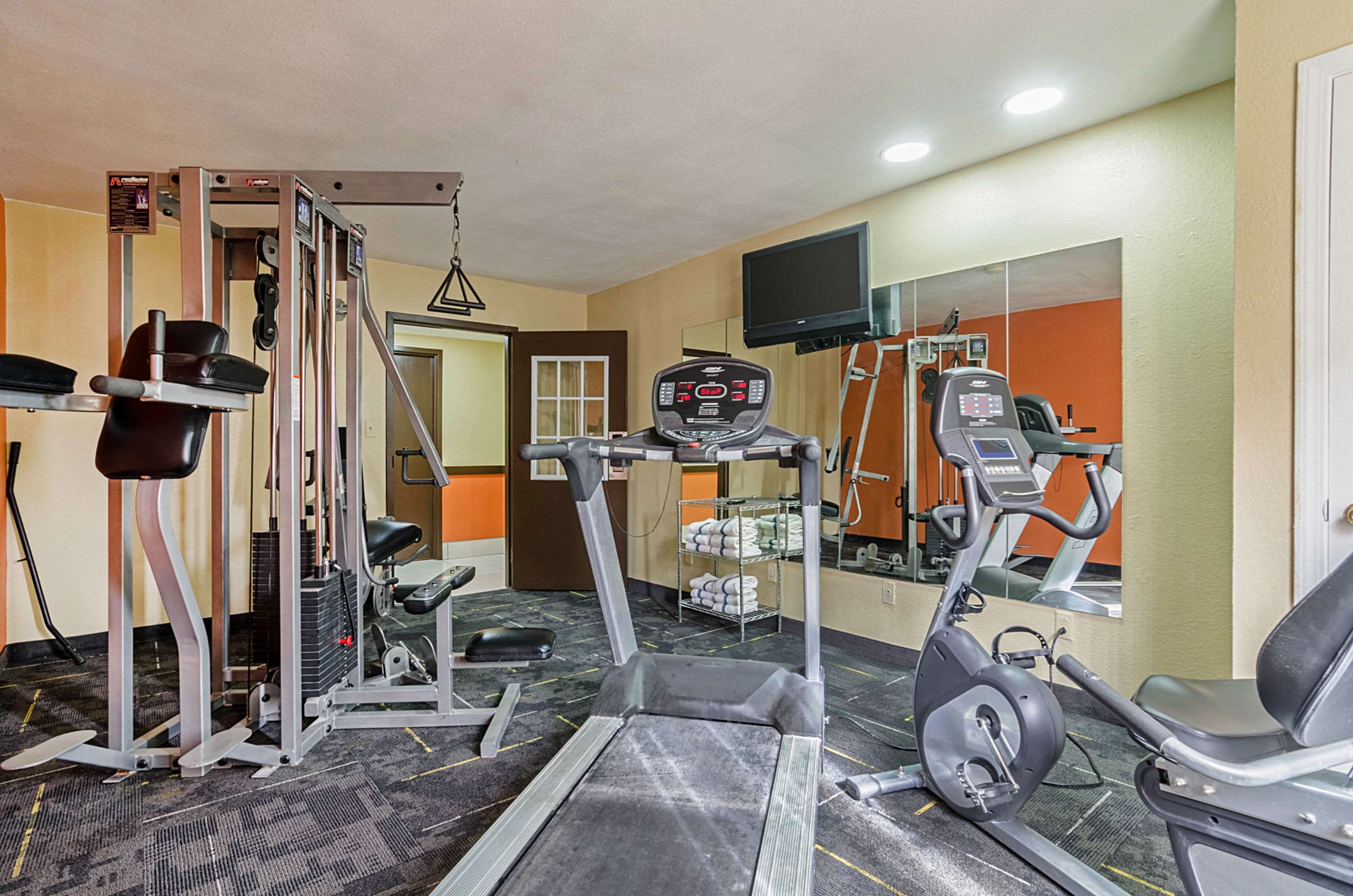 Fitness center | Quality Inn South