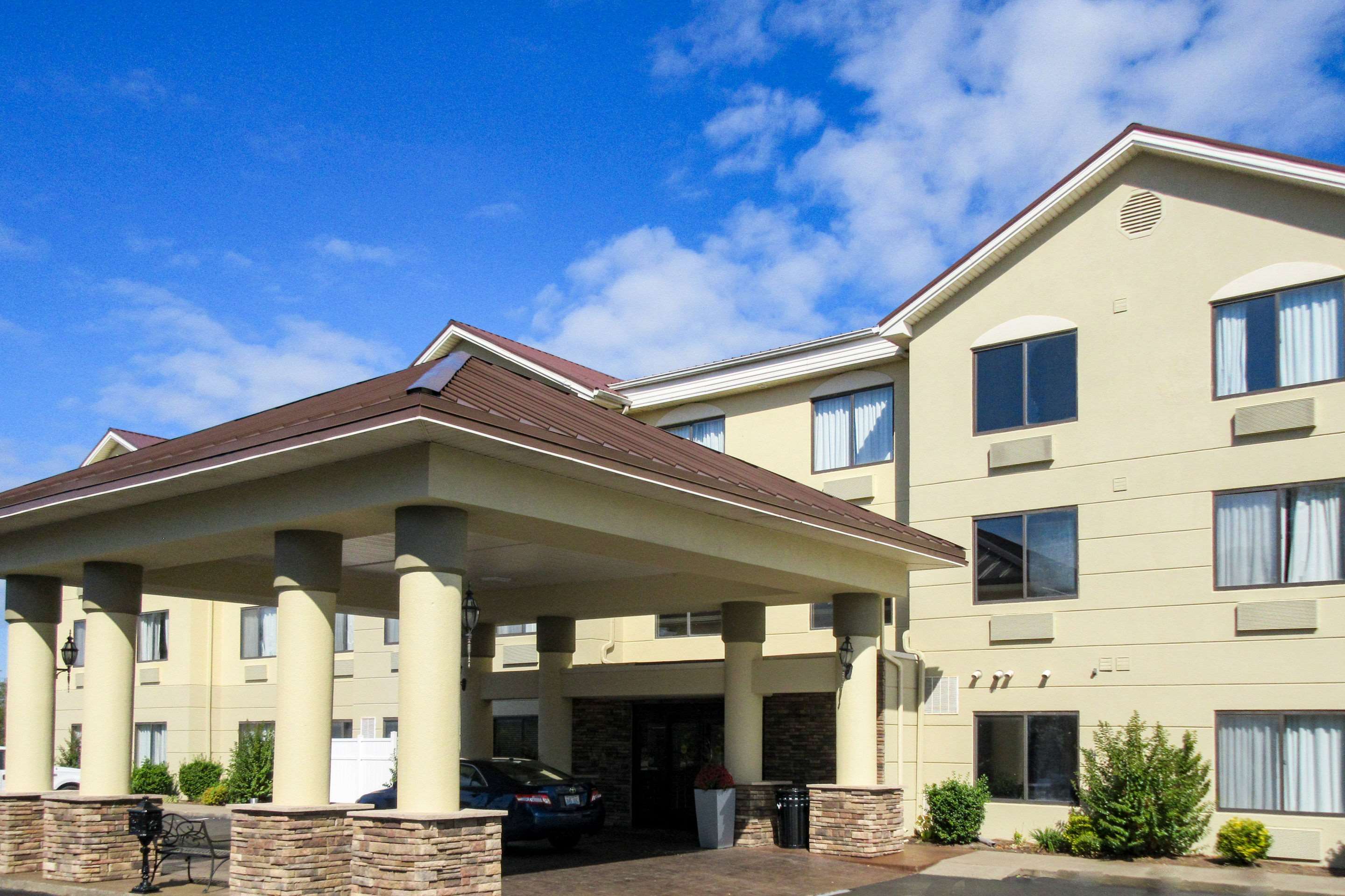 Hotel exterior | Comfort Suites