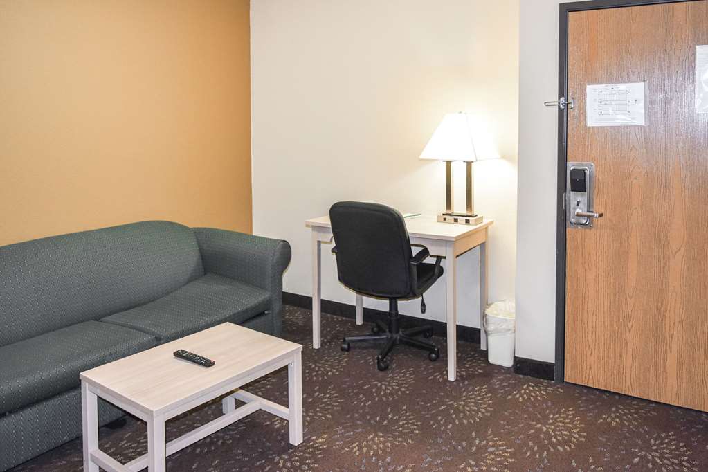 QUALITY INN AND SUITES BROOKS LOUIS-guestroom-Guest Room,On-Site.jpg
