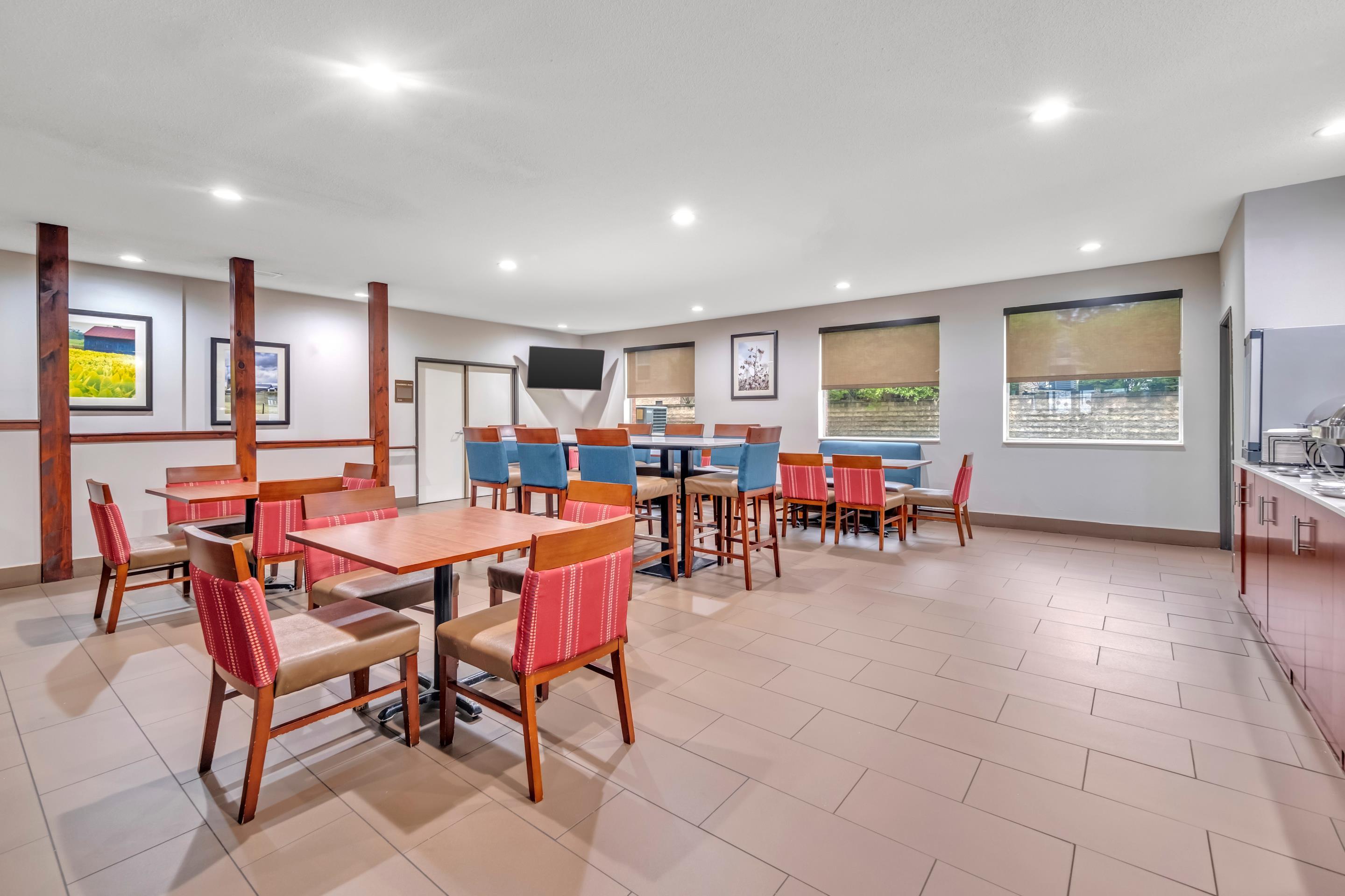 Enjoy breakfast in this seating area | Comfort Inn Somerset KY