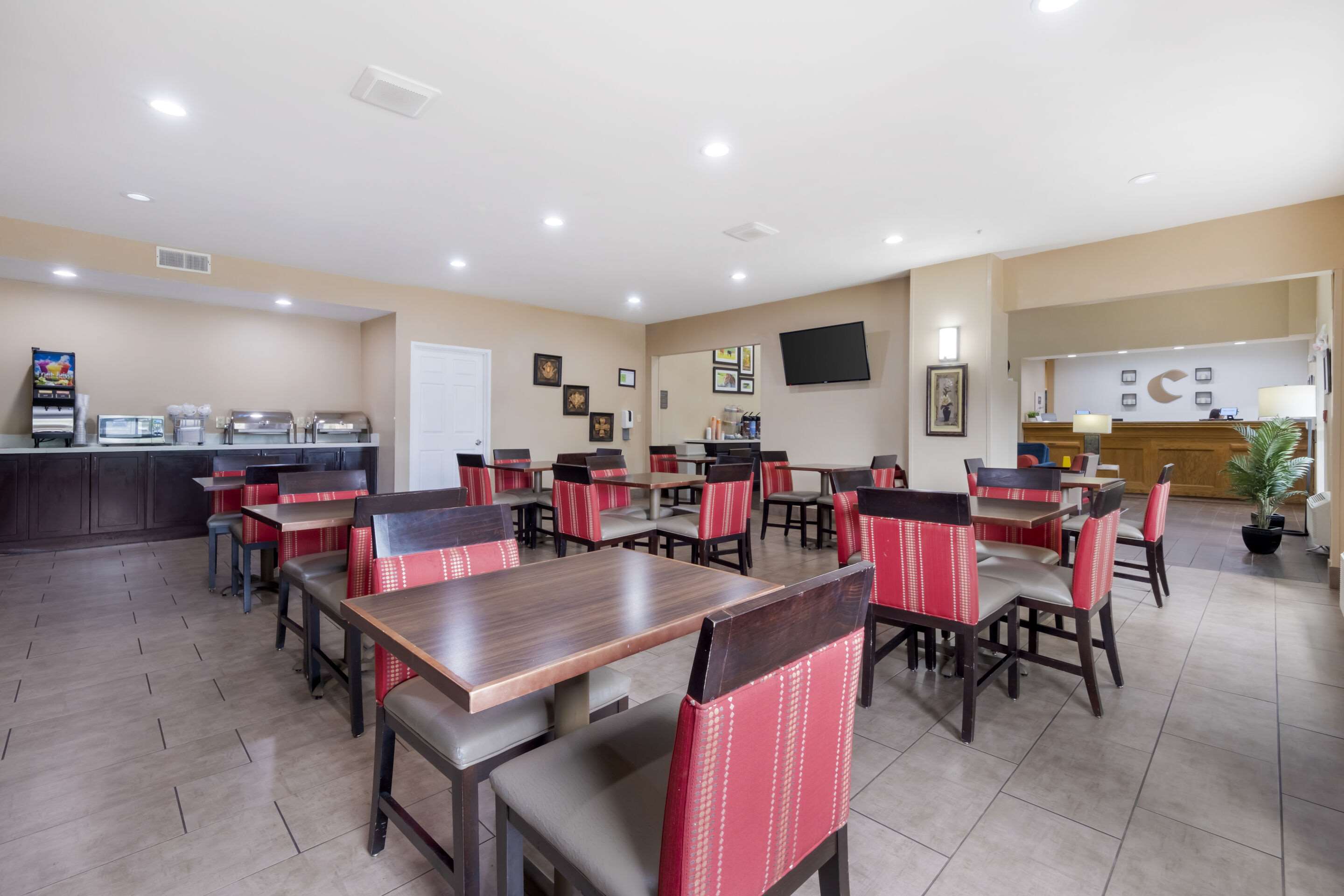 Breakfast area | Comfort Suites Keeneland