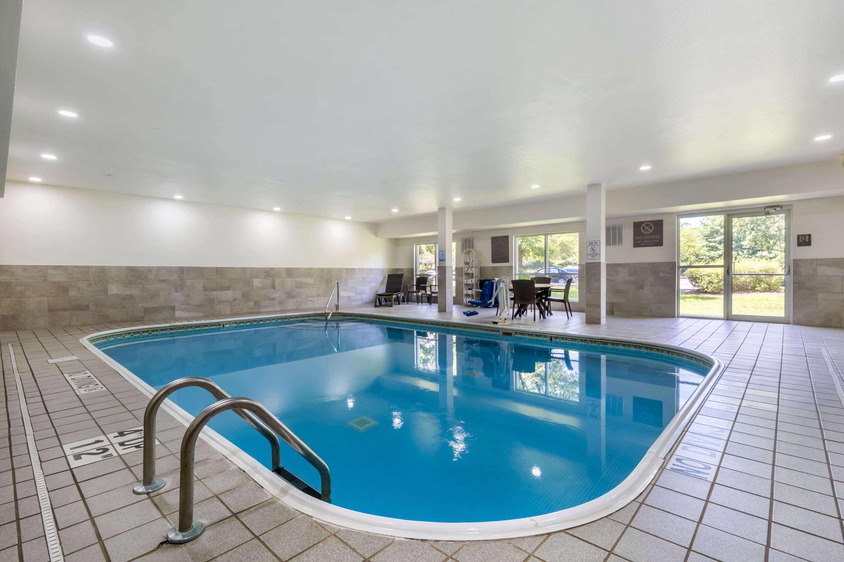 Indoor pool | Comfort Suites Keeneland