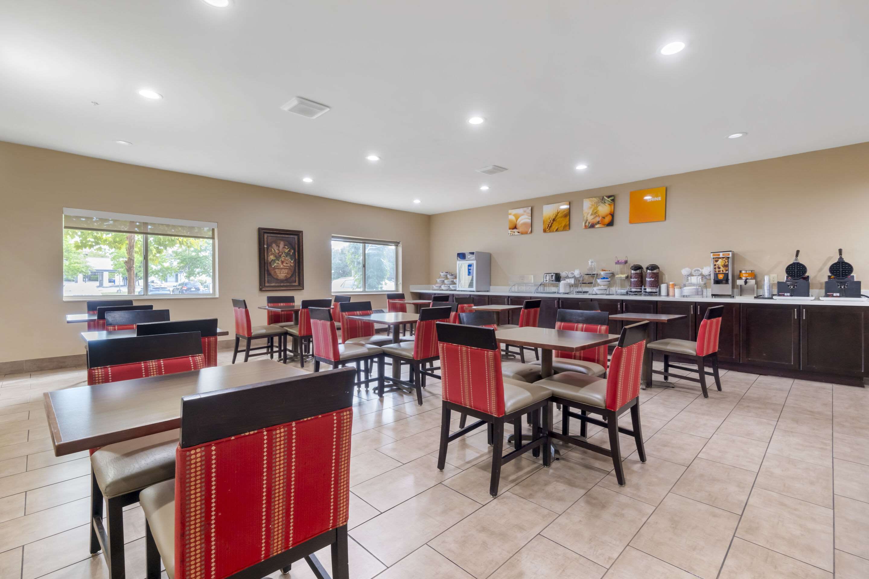 Breakfast area | Comfort Suites Keeneland