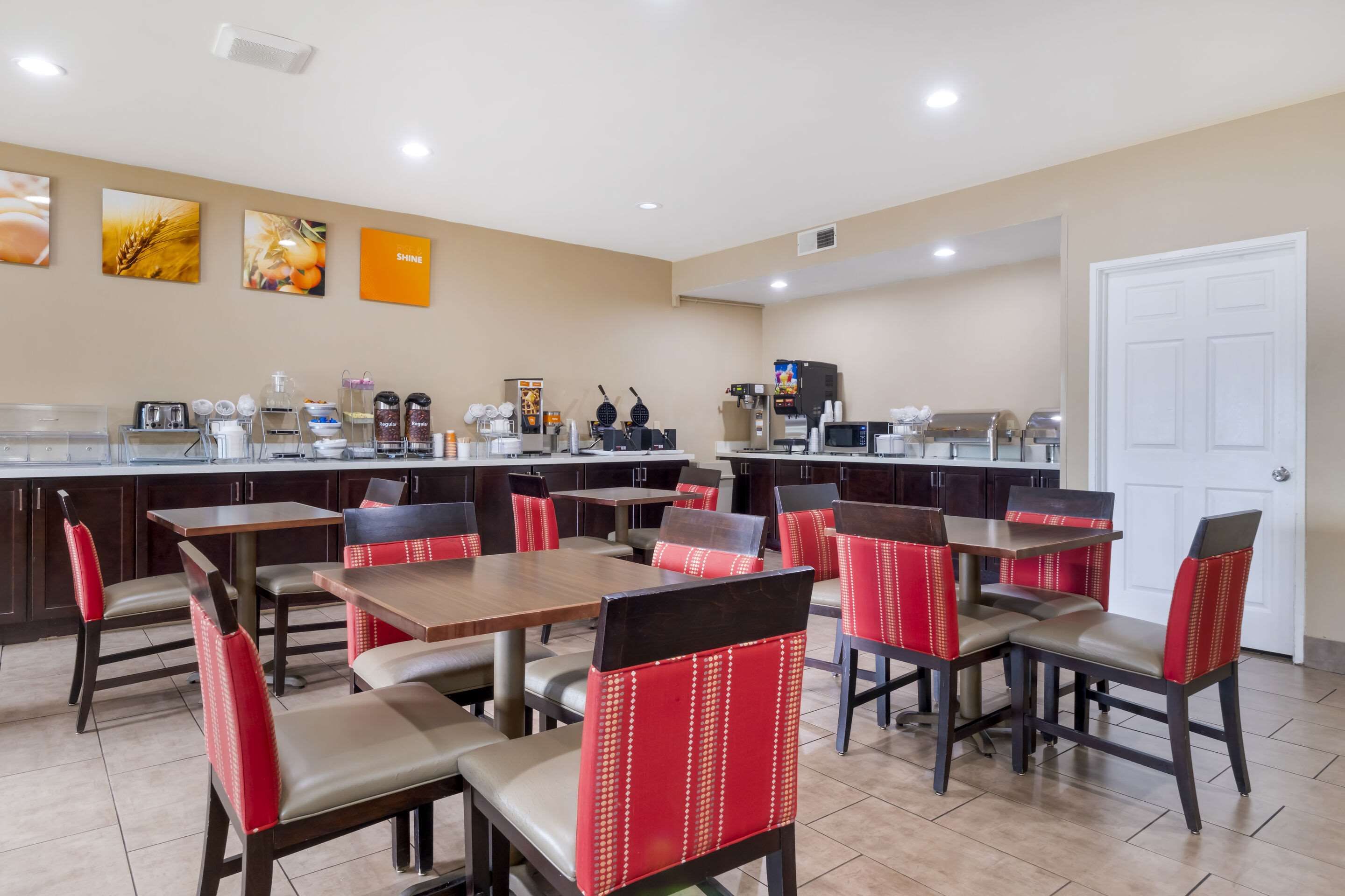 Breakfast area | Comfort Suites Keeneland