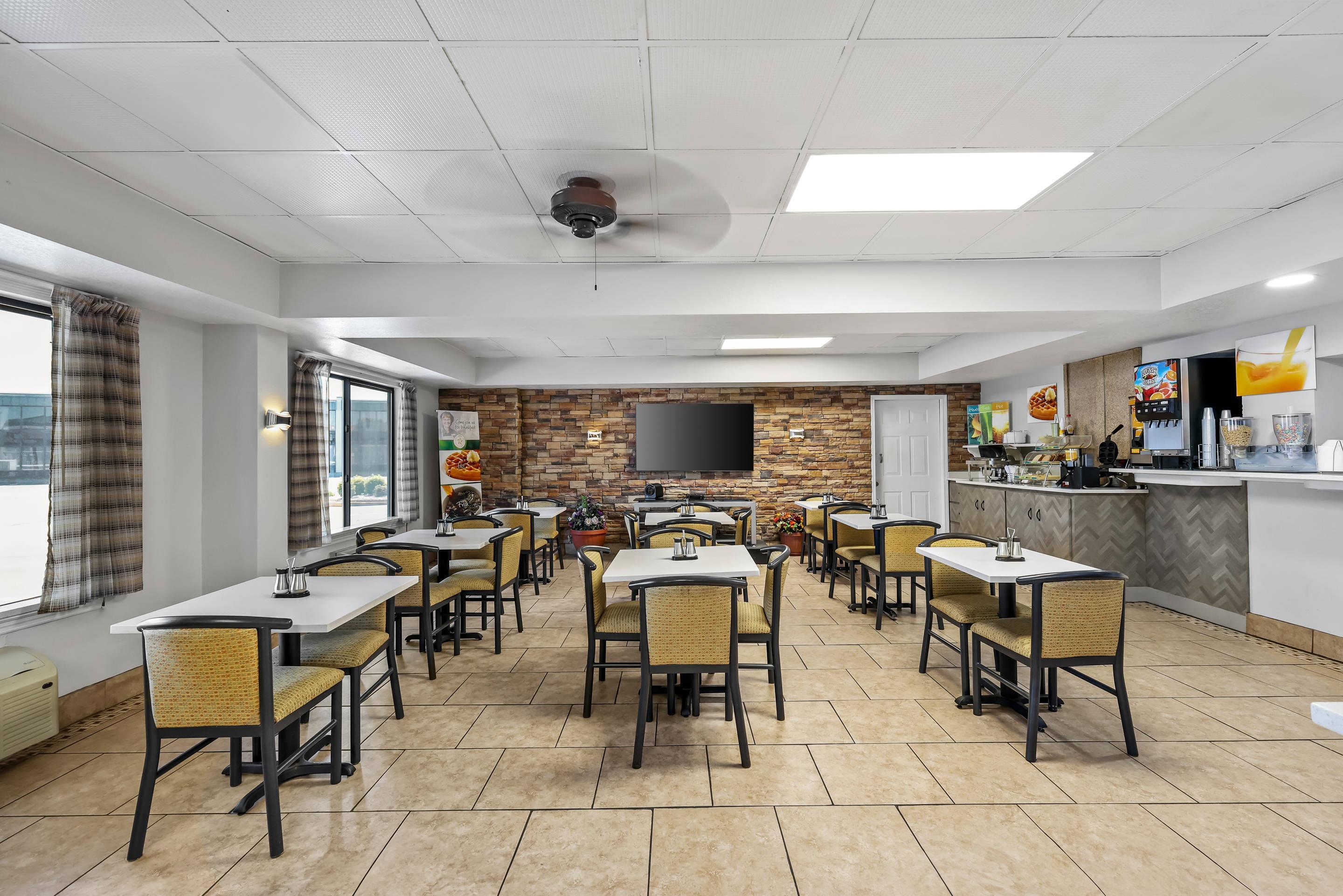 Breakfast area | Quality Inn