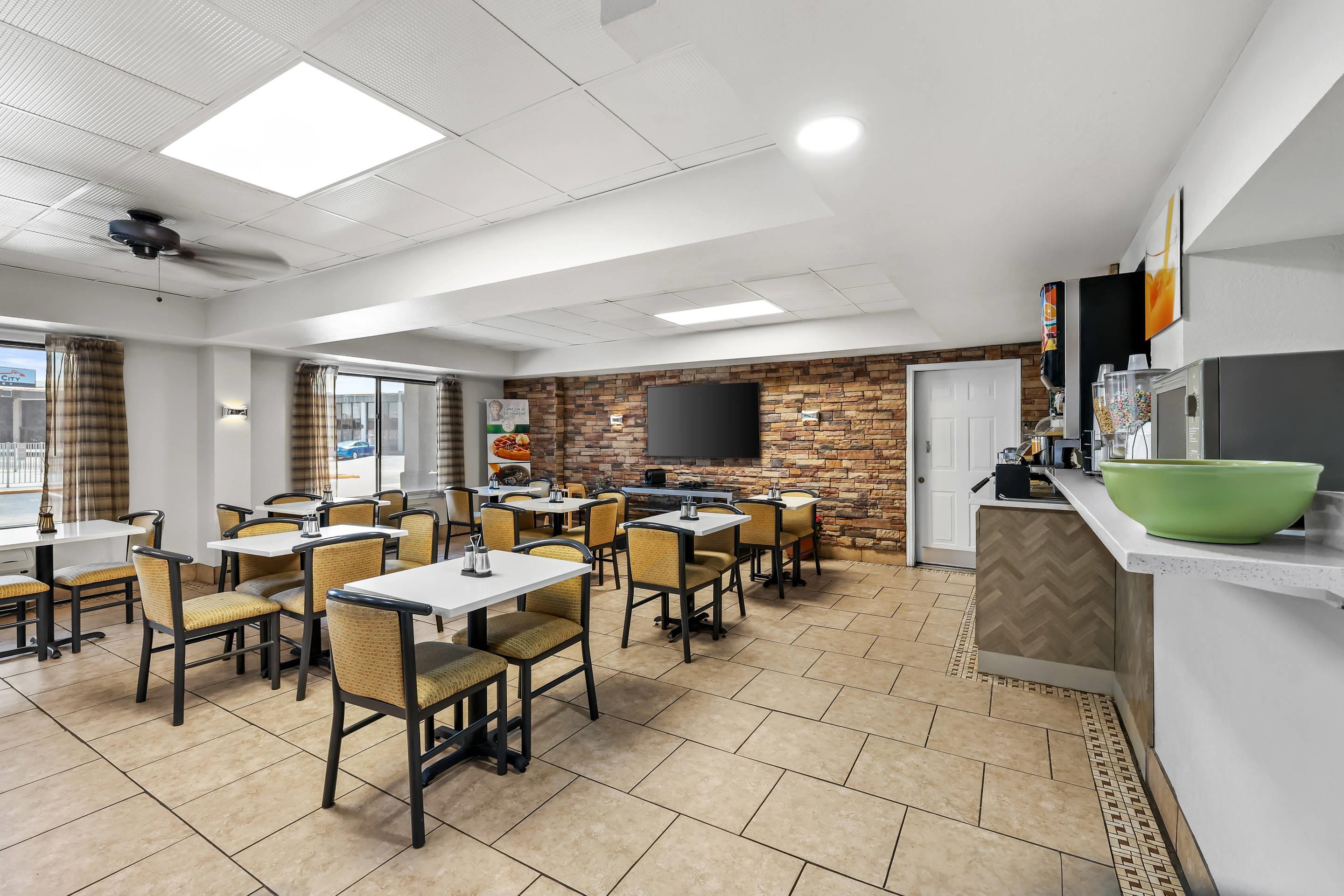 Breakfast area | Quality Inn