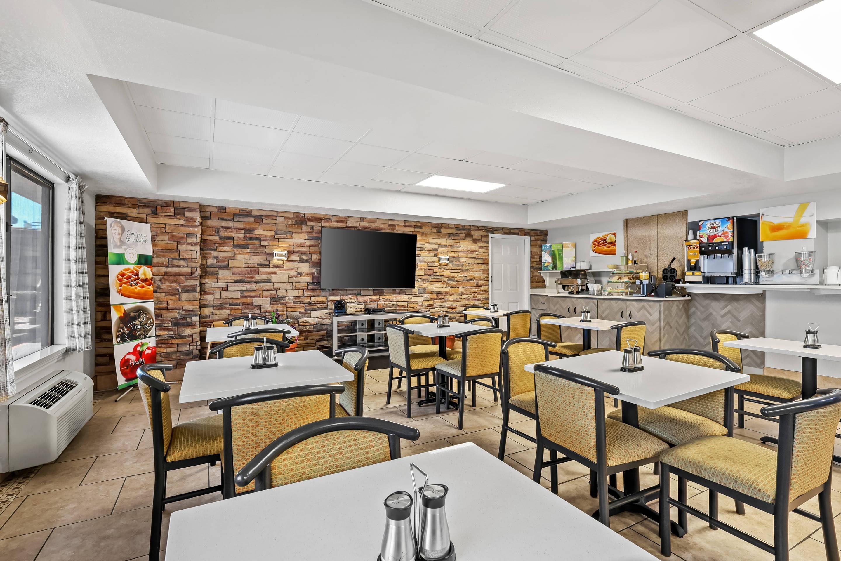 Breakfast area | Quality Inn