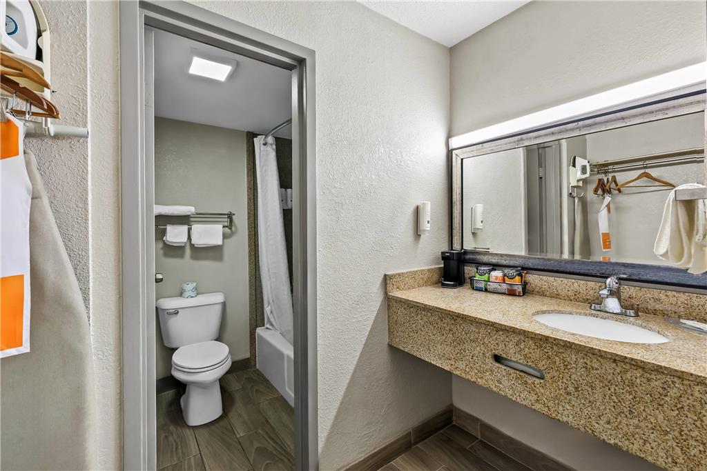 QUALITY INN BOWLING GREEN SOUTH-guestroom-Guest Room,Bathroom,On-Site.jpg