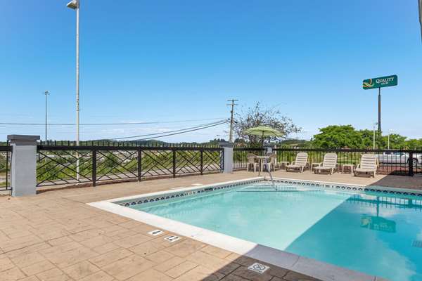 Pool - Quality Inn London - I-75, Exit 41