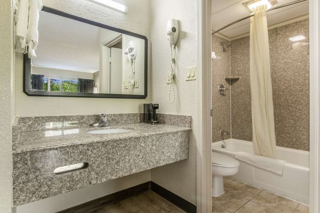 ECONO LODGE FORT KNOX-guestroom-Guest Room,Bathroom,On-Site.jpg