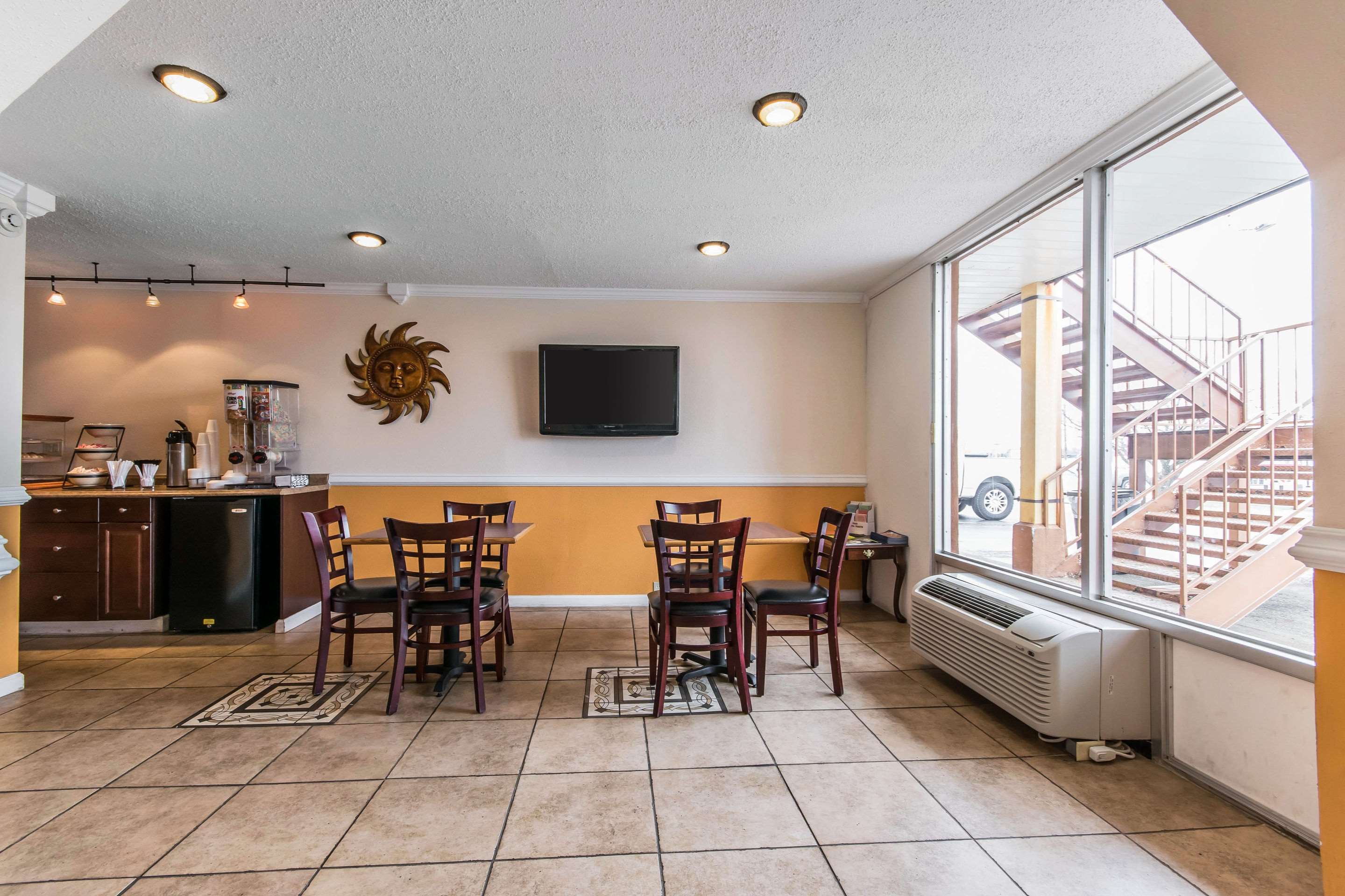 Breakfast area | Rodeway Inn