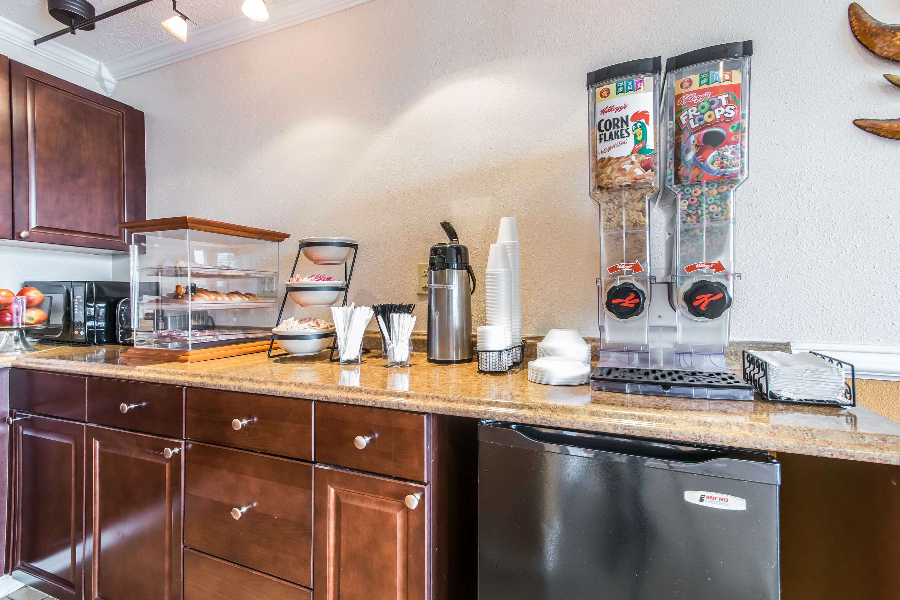 Breakfast area | Rodeway Inn