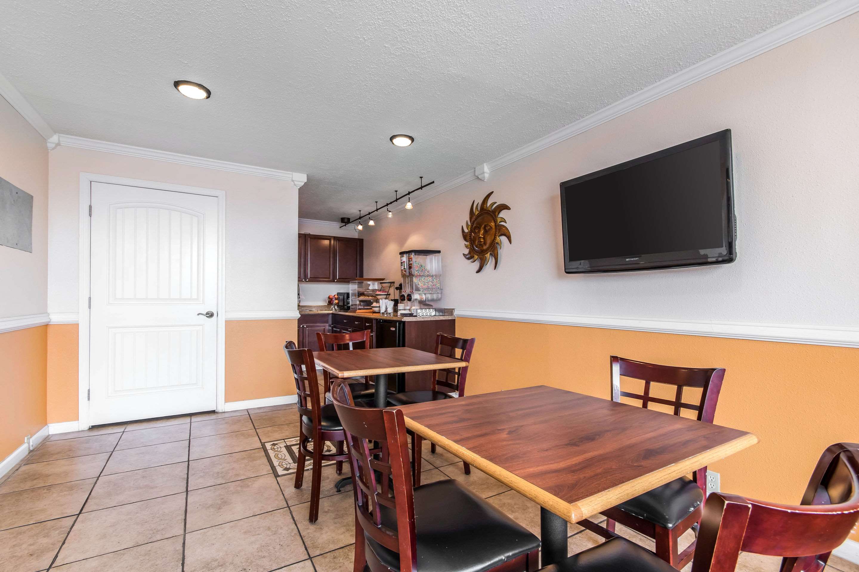 Breakfast area | Rodeway Inn