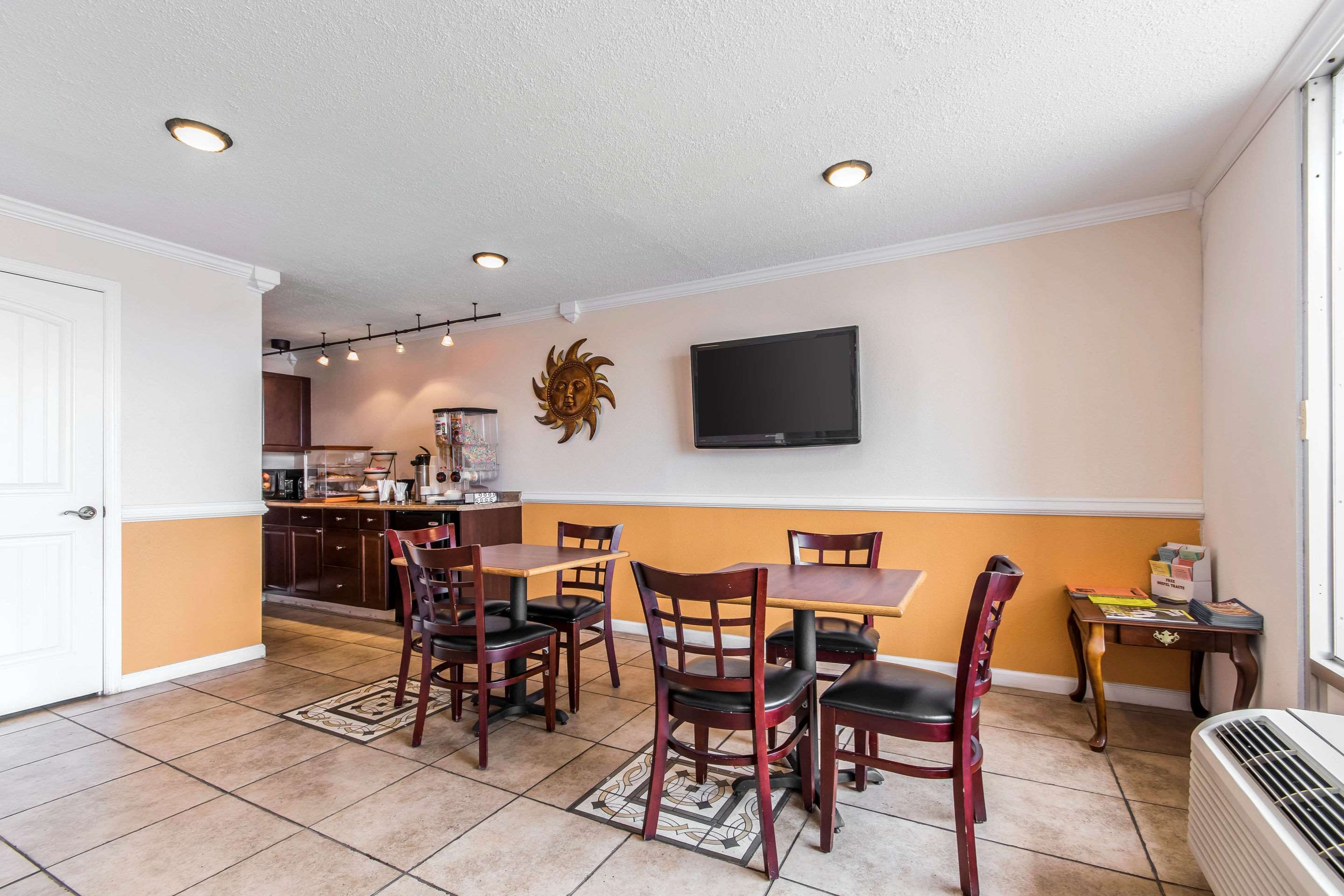 Spacious breakfast area | Rodeway Inn