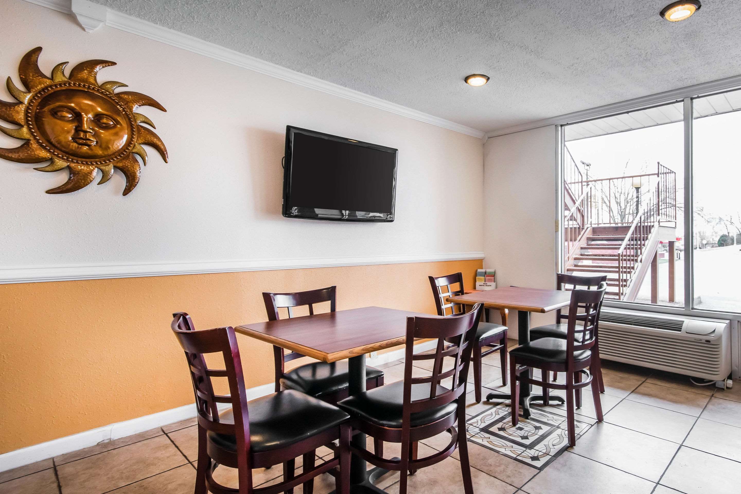 Enjoy breakfast | Rodeway Inn