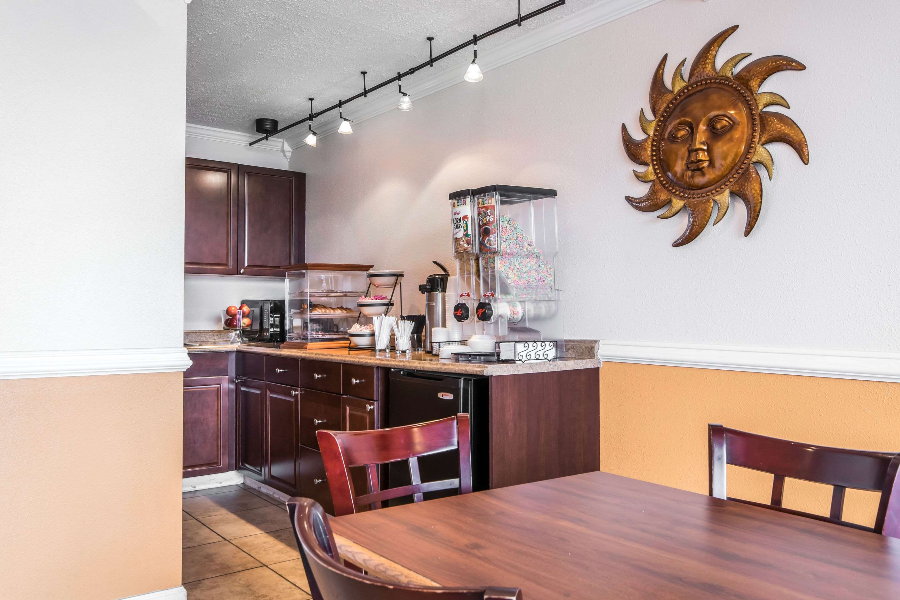 Breakfast seating | Rodeway Inn