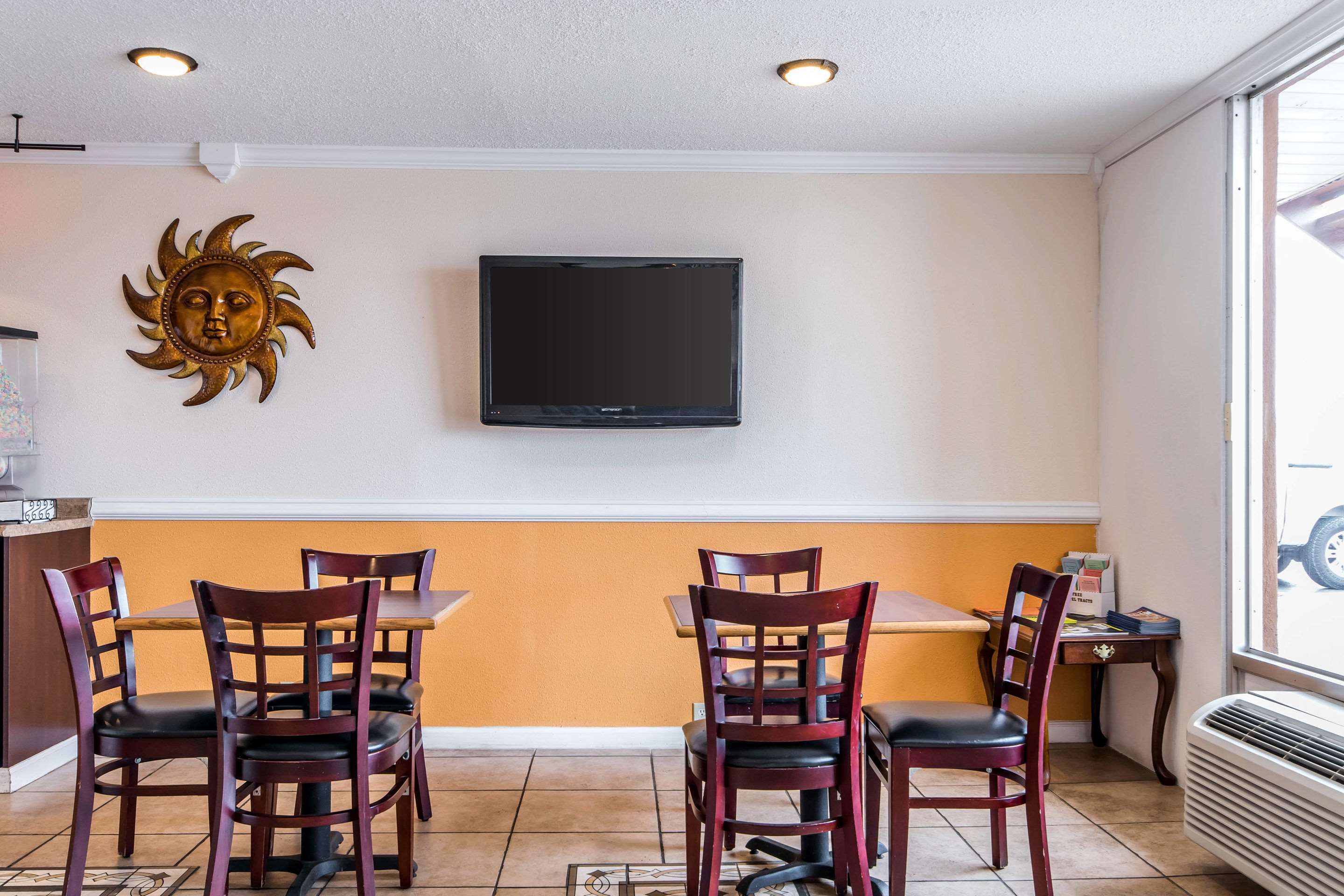 Hotel lobby | Rodeway Inn