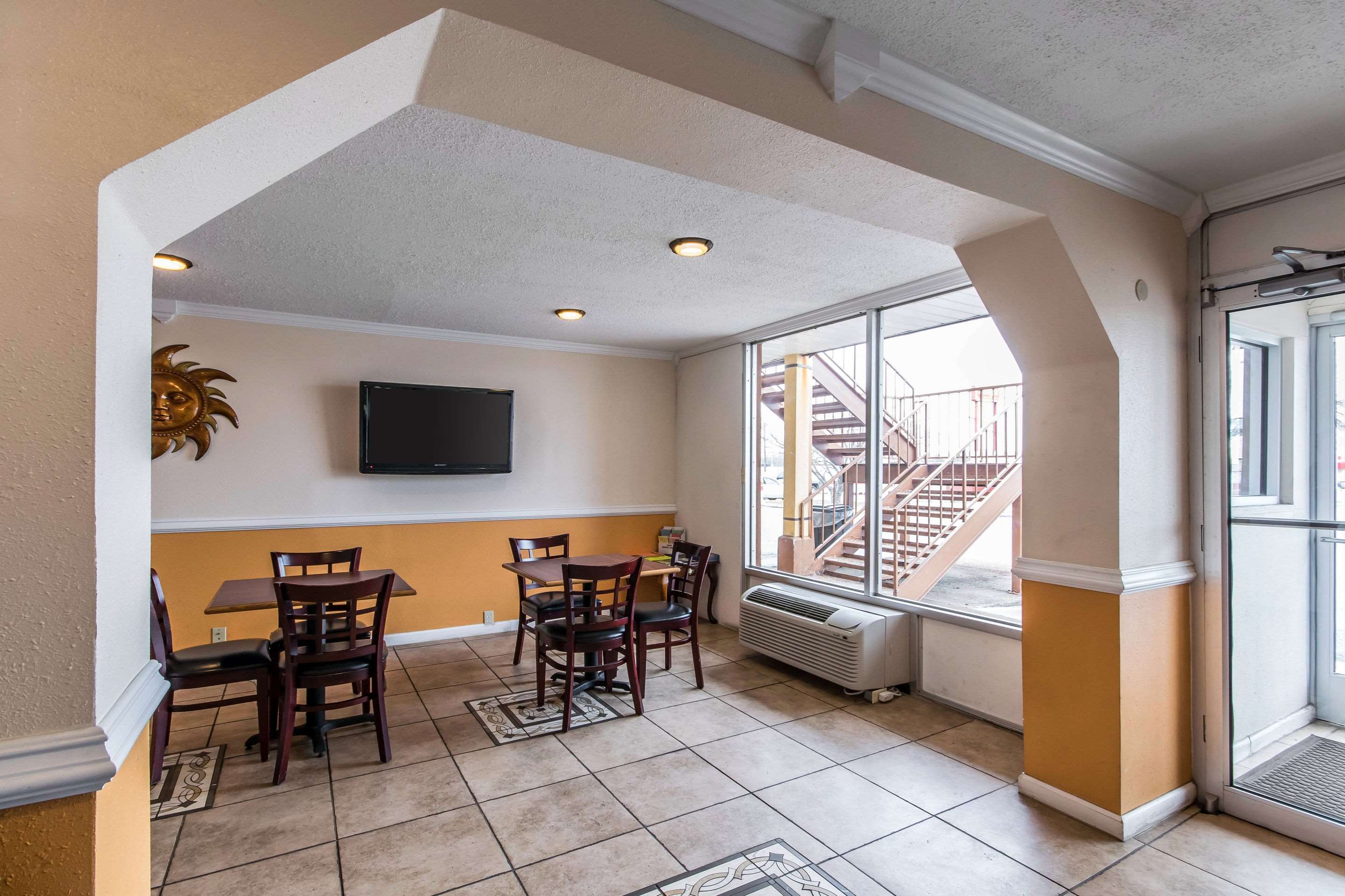 Enjoy coffee in the lobby | Rodeway Inn