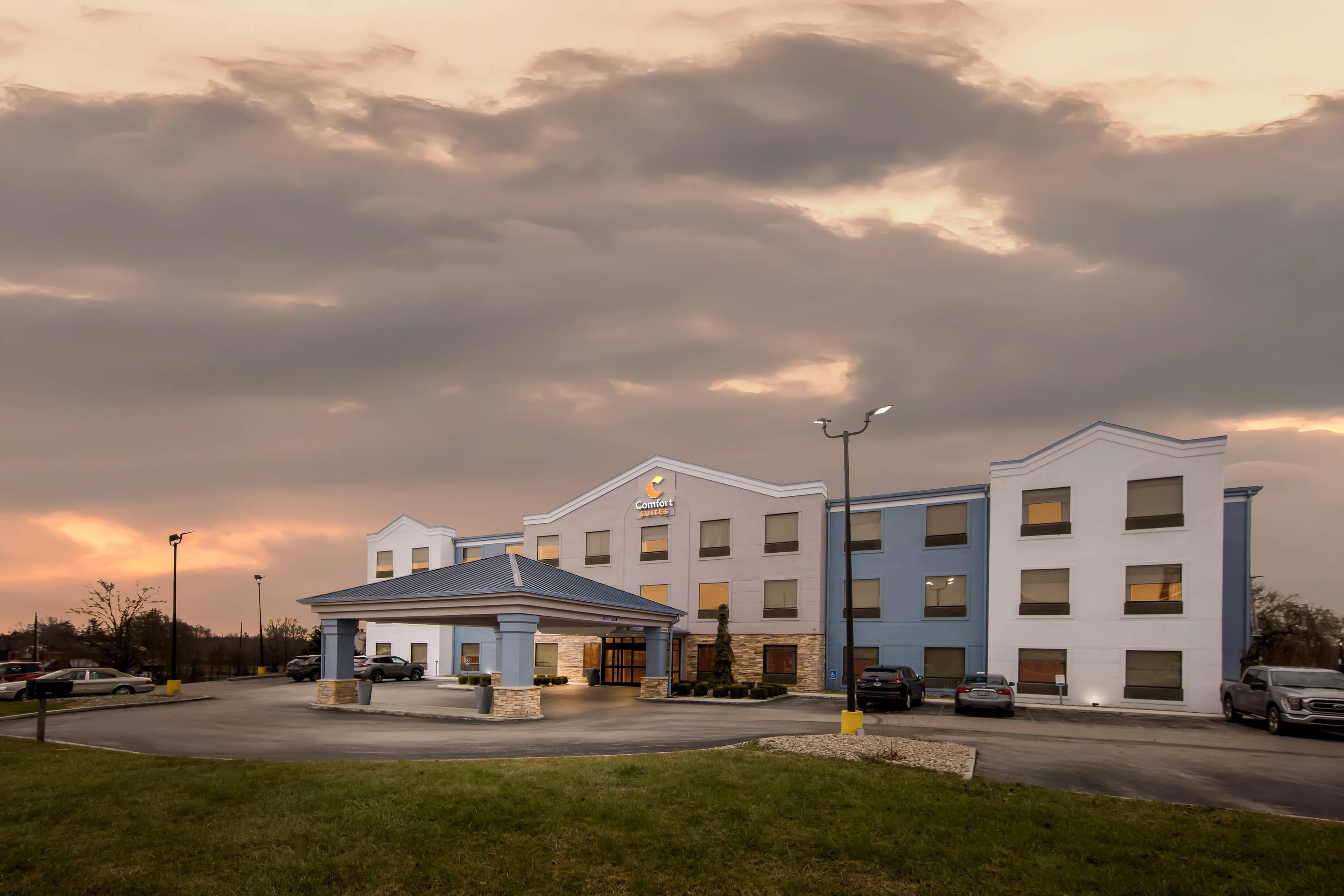 Hotel at Night | Comfort Suites London